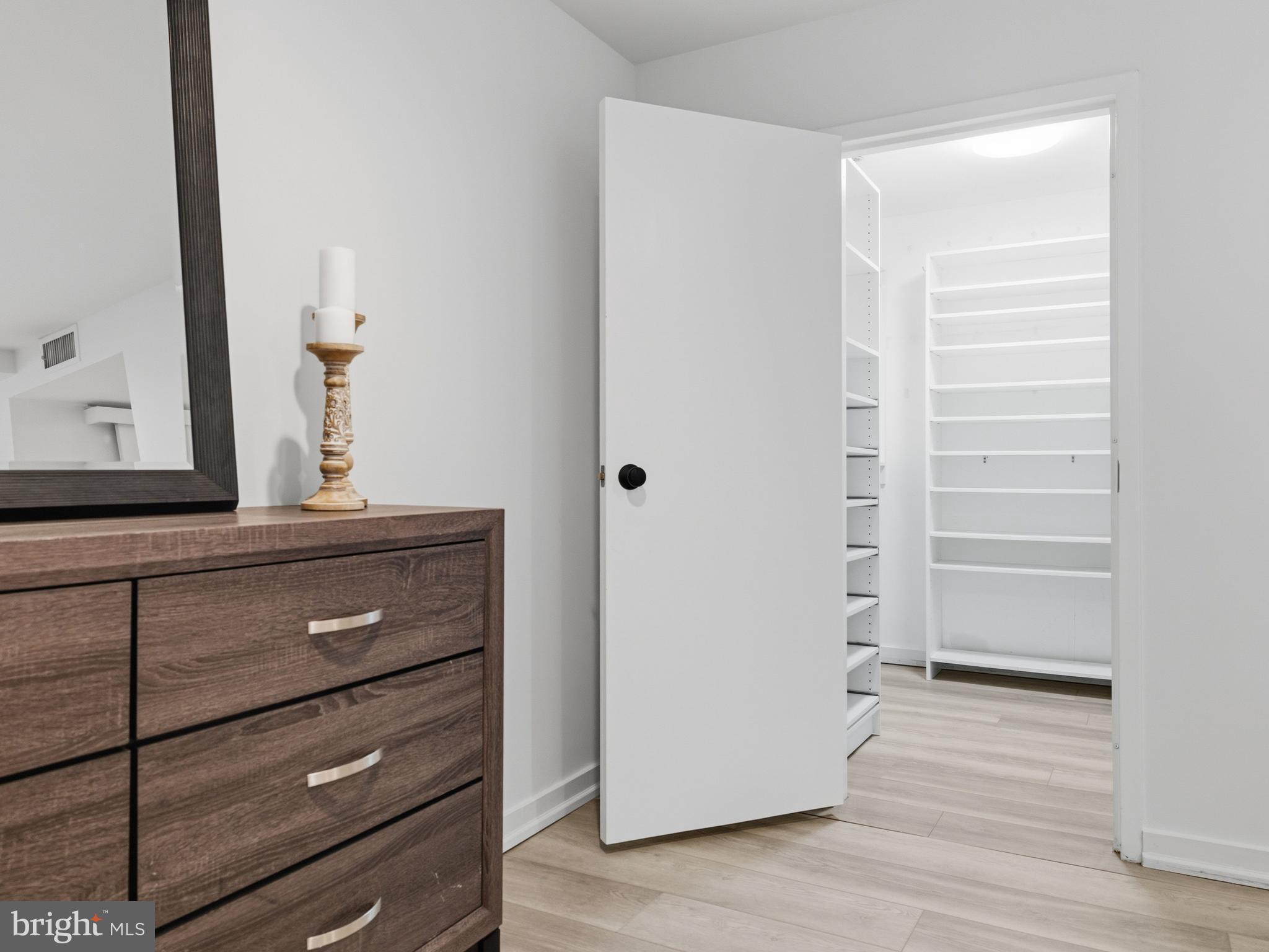 QUEEN VILLAGE - Residential