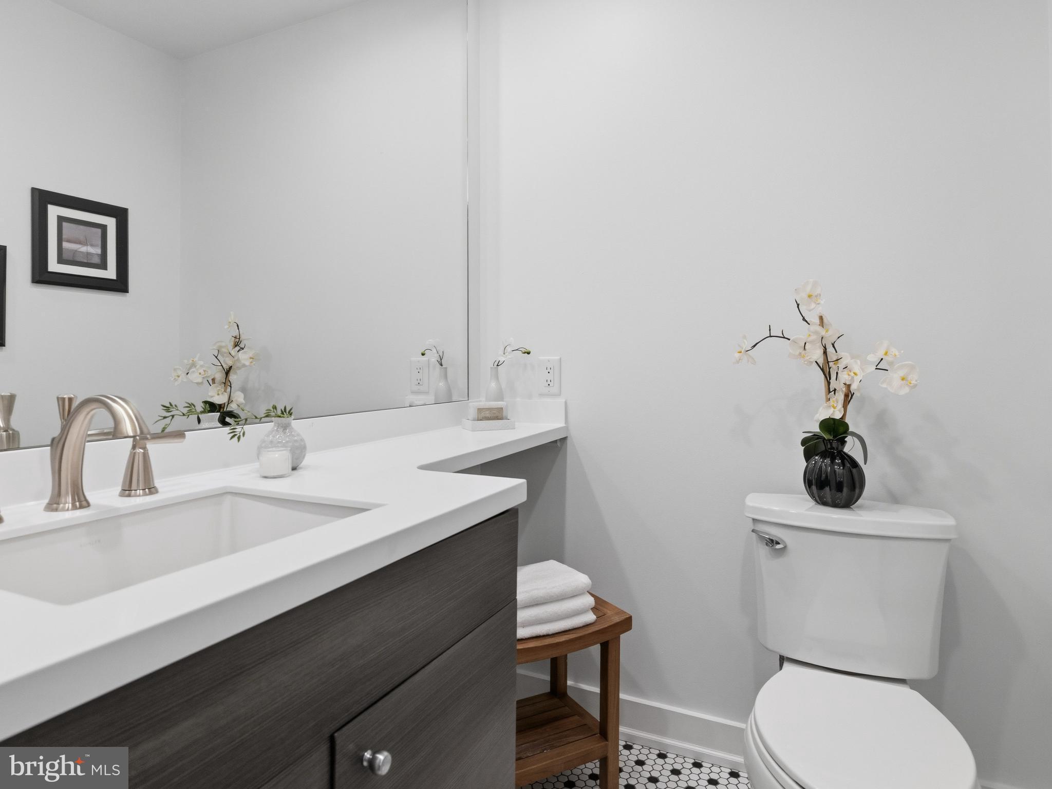 QUEEN VILLAGE - Residential