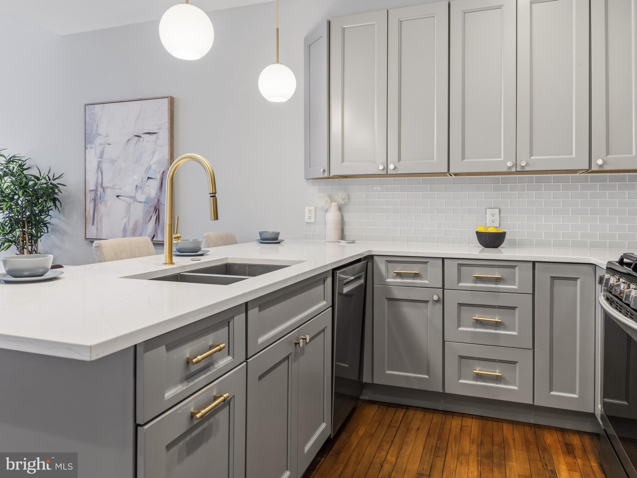 QUEEN VILLAGE - Residential