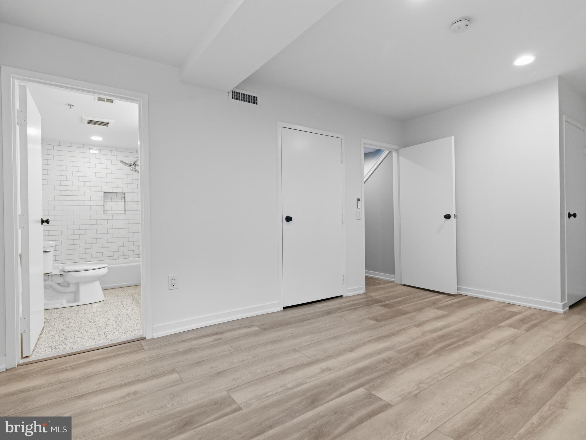 QUEEN VILLAGE - Residential