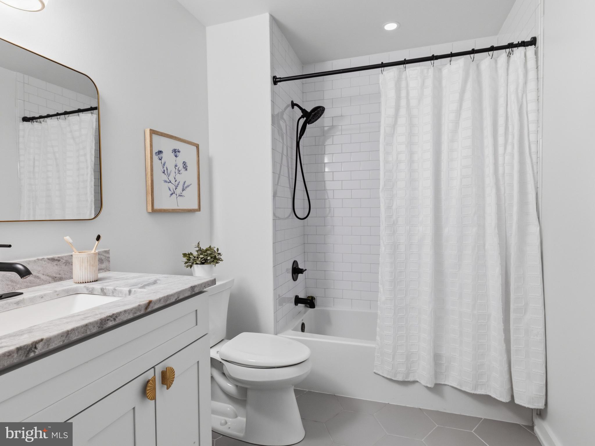 QUEEN VILLAGE - Residential