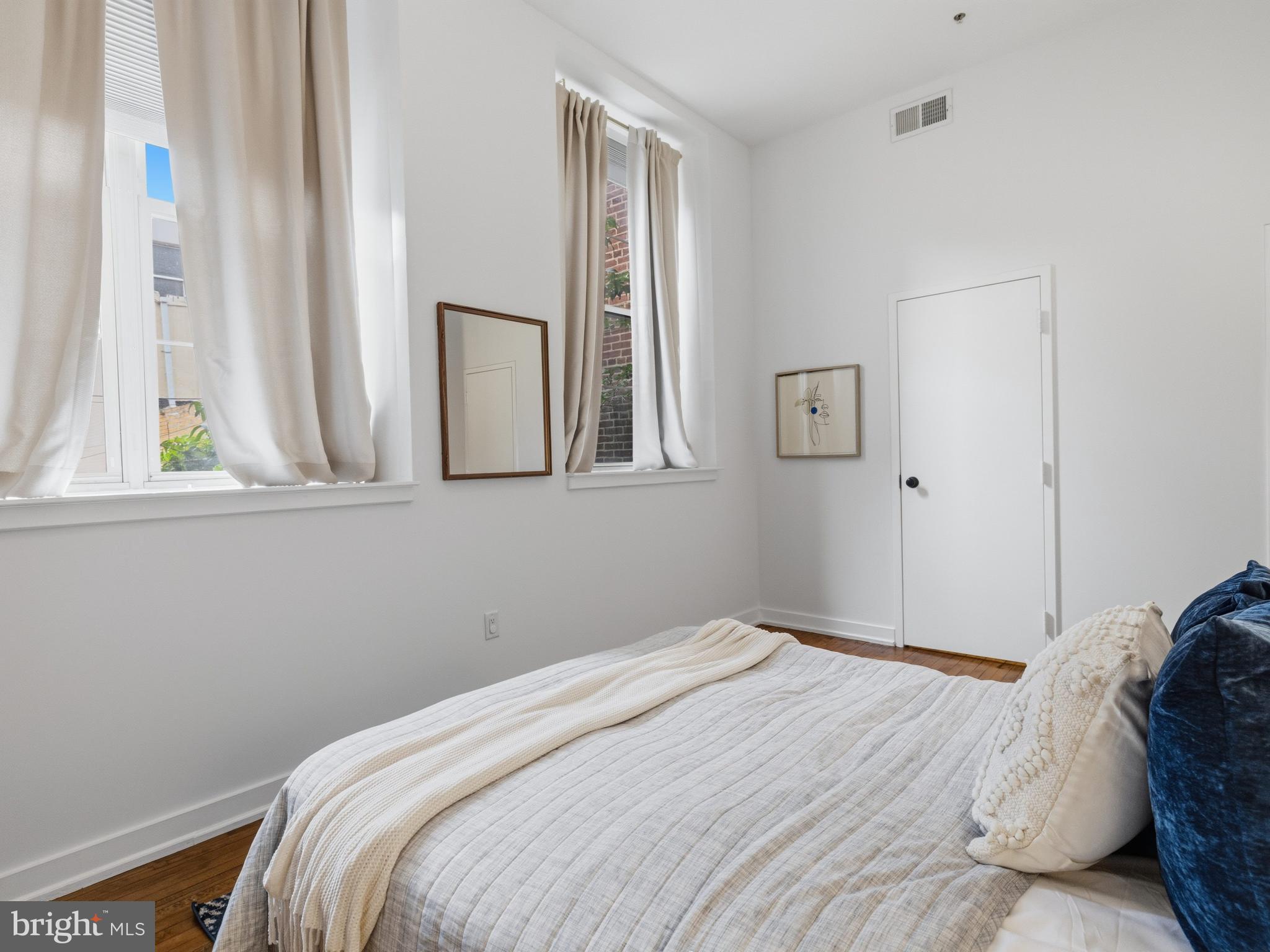 QUEEN VILLAGE - Residential