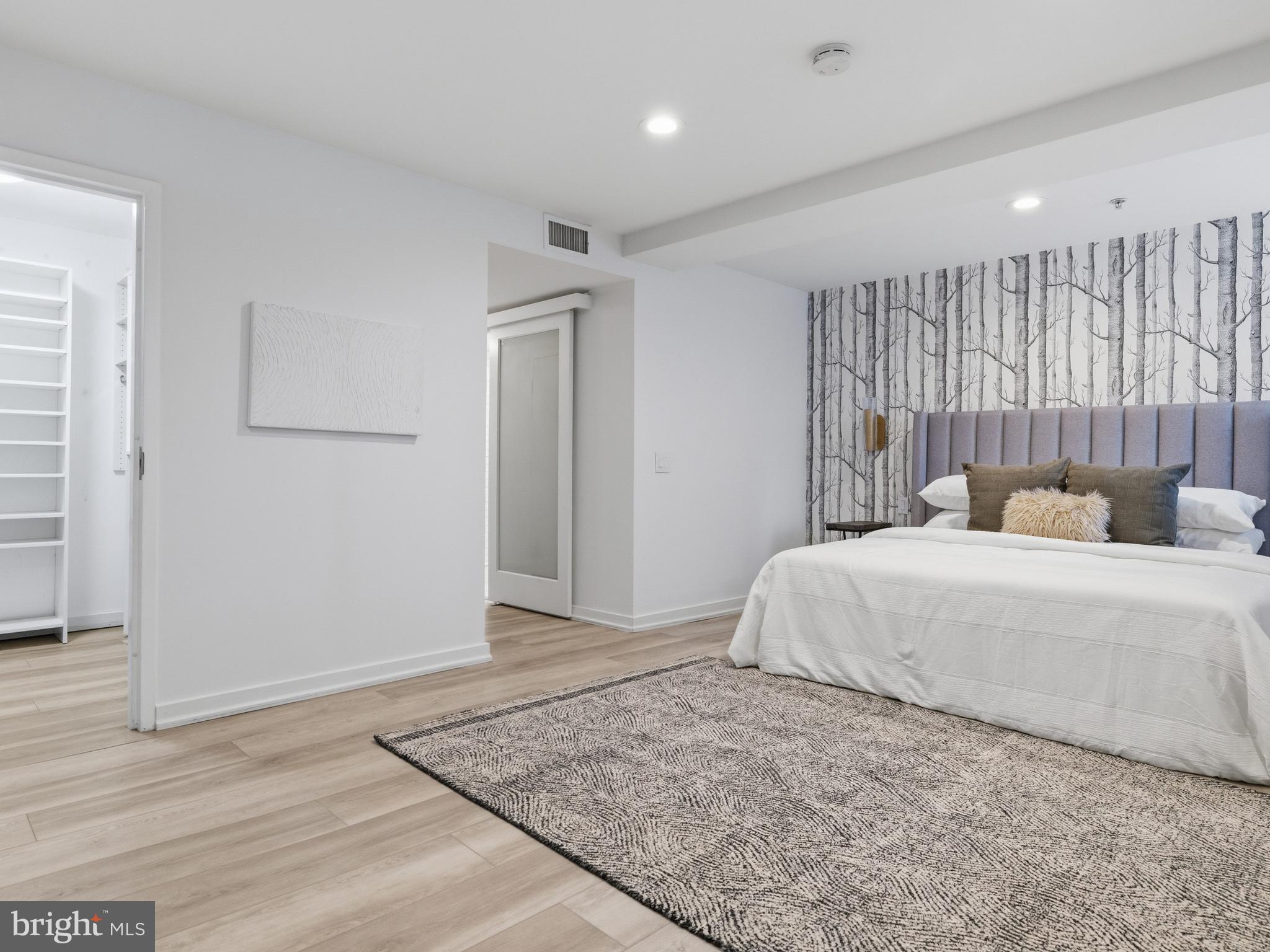 QUEEN VILLAGE - Residential