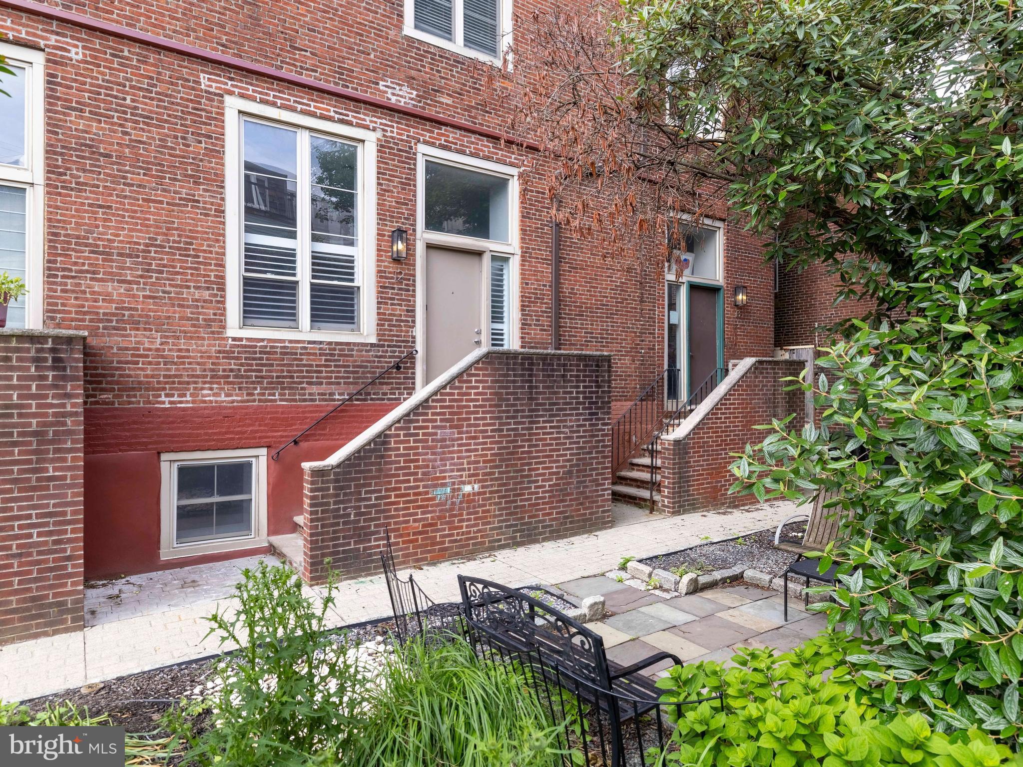 QUEEN VILLAGE - Residential