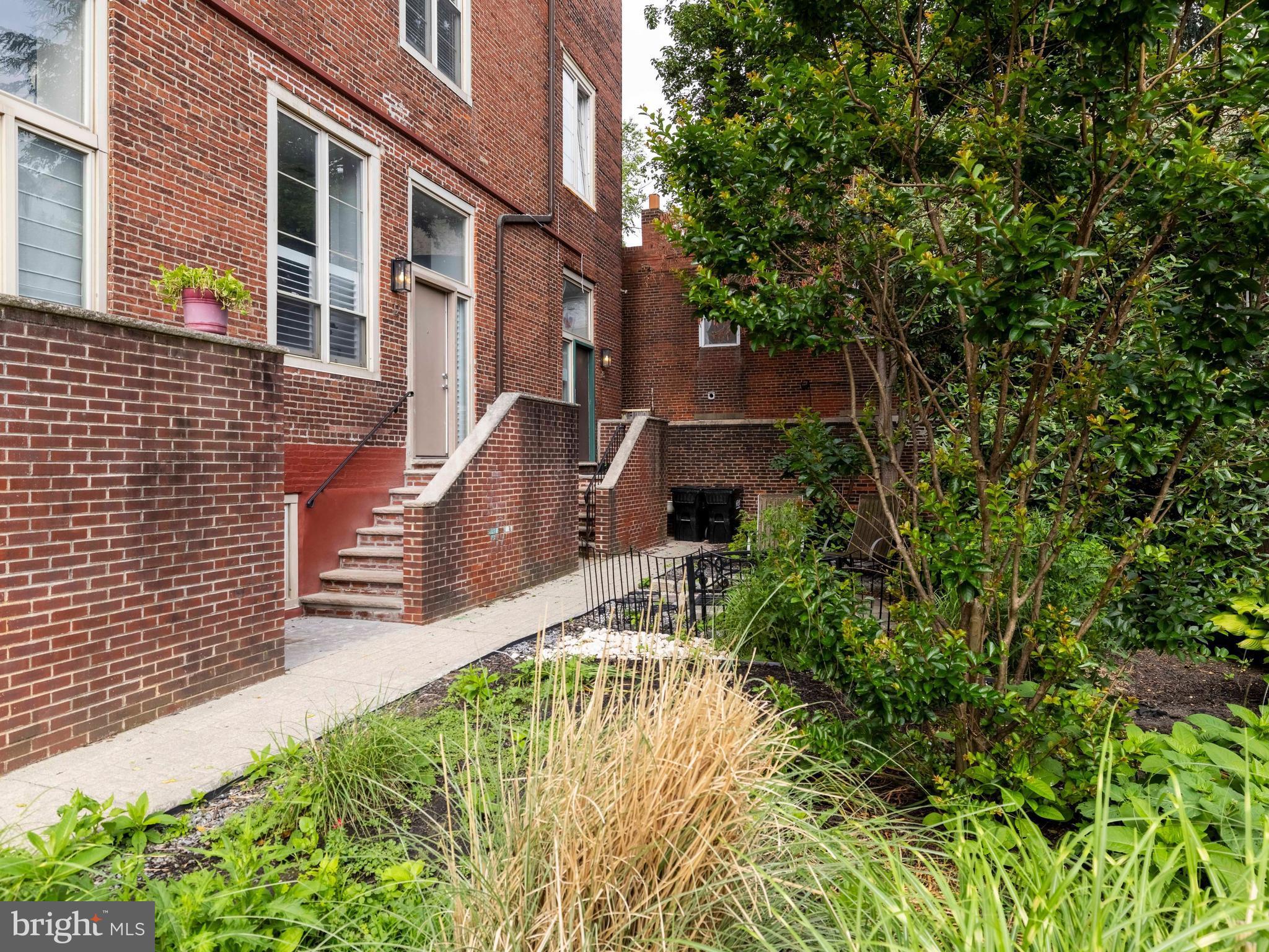 QUEEN VILLAGE - Residential