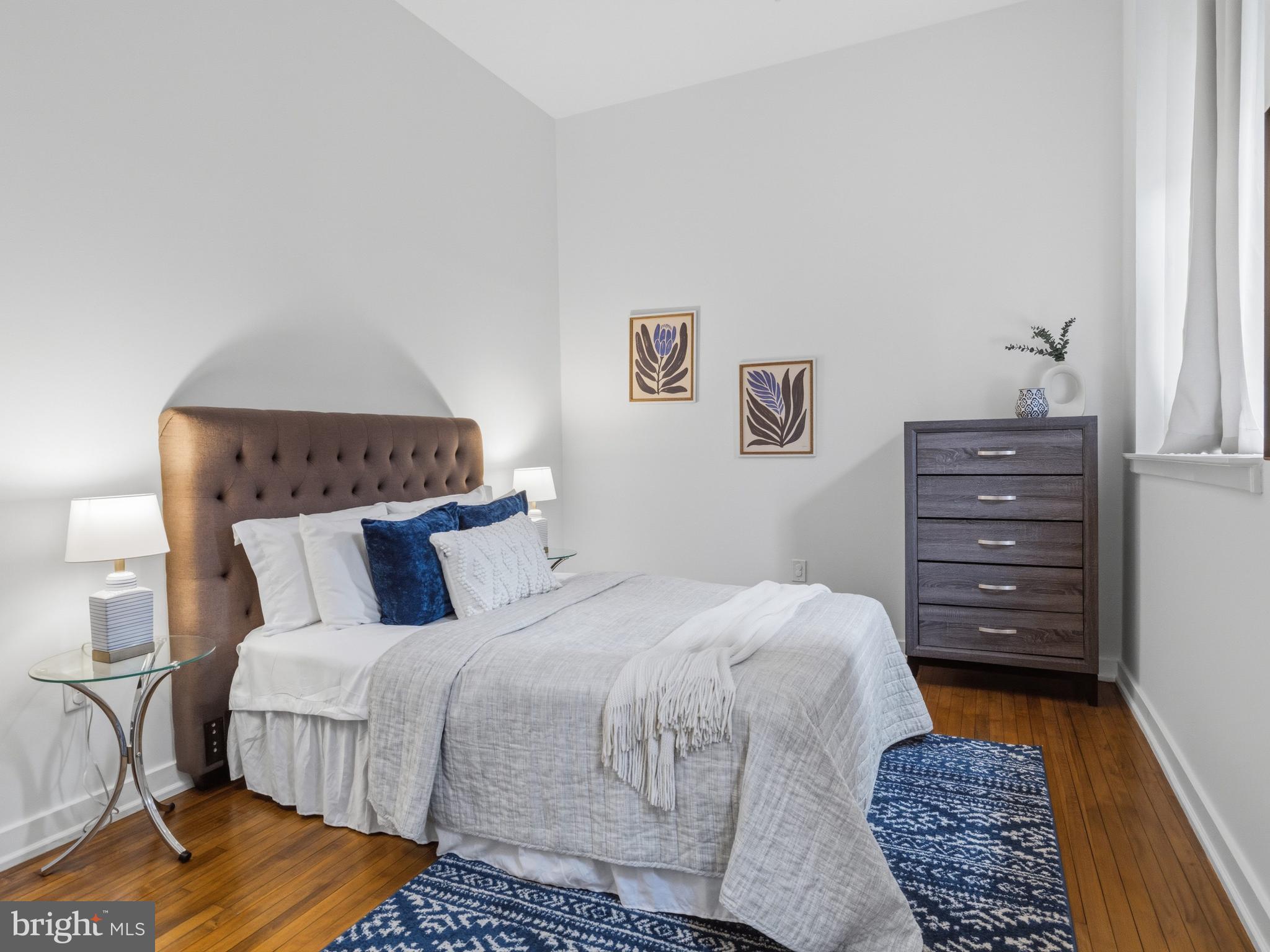 QUEEN VILLAGE - Residential