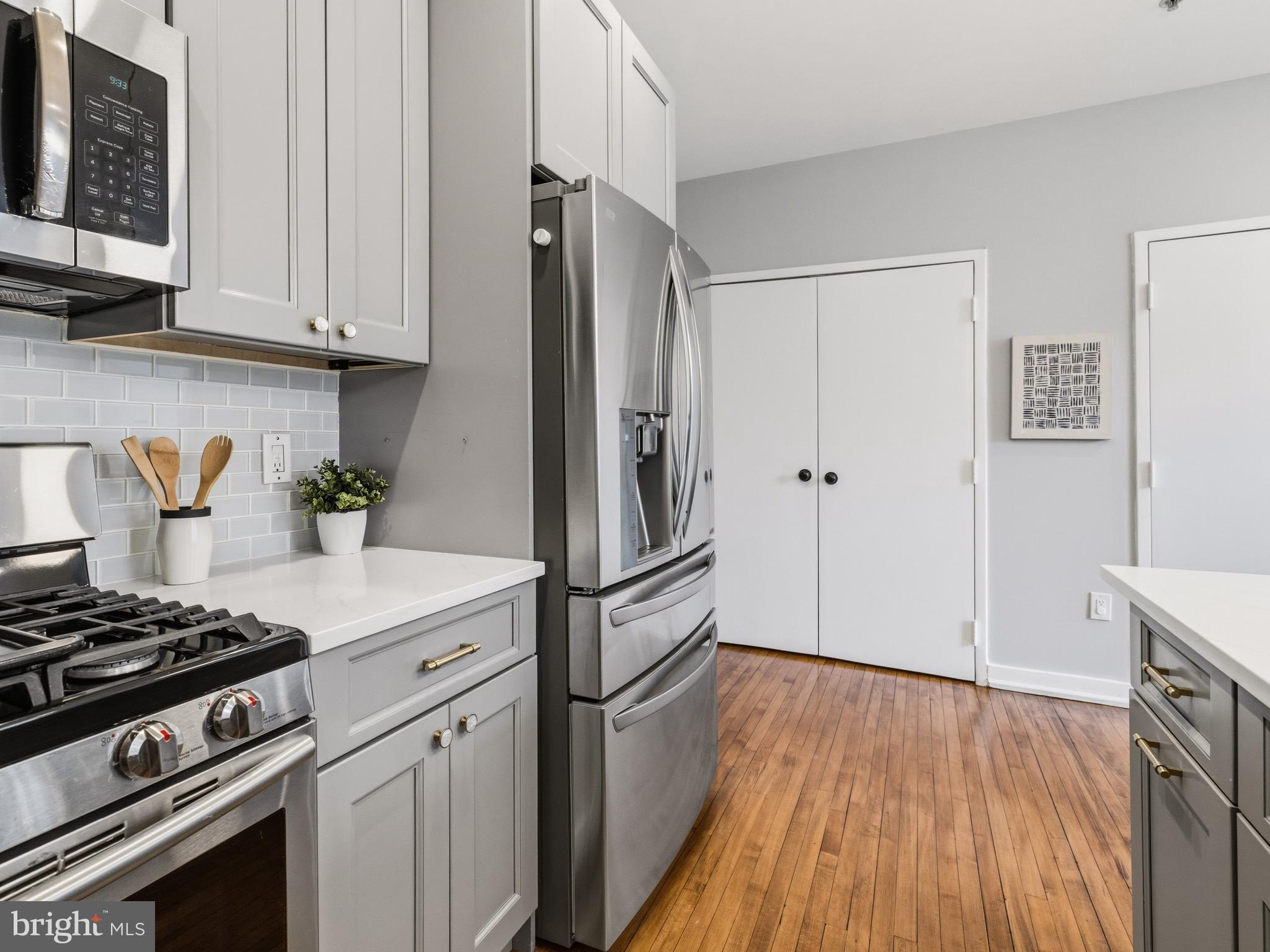 QUEEN VILLAGE - Residential