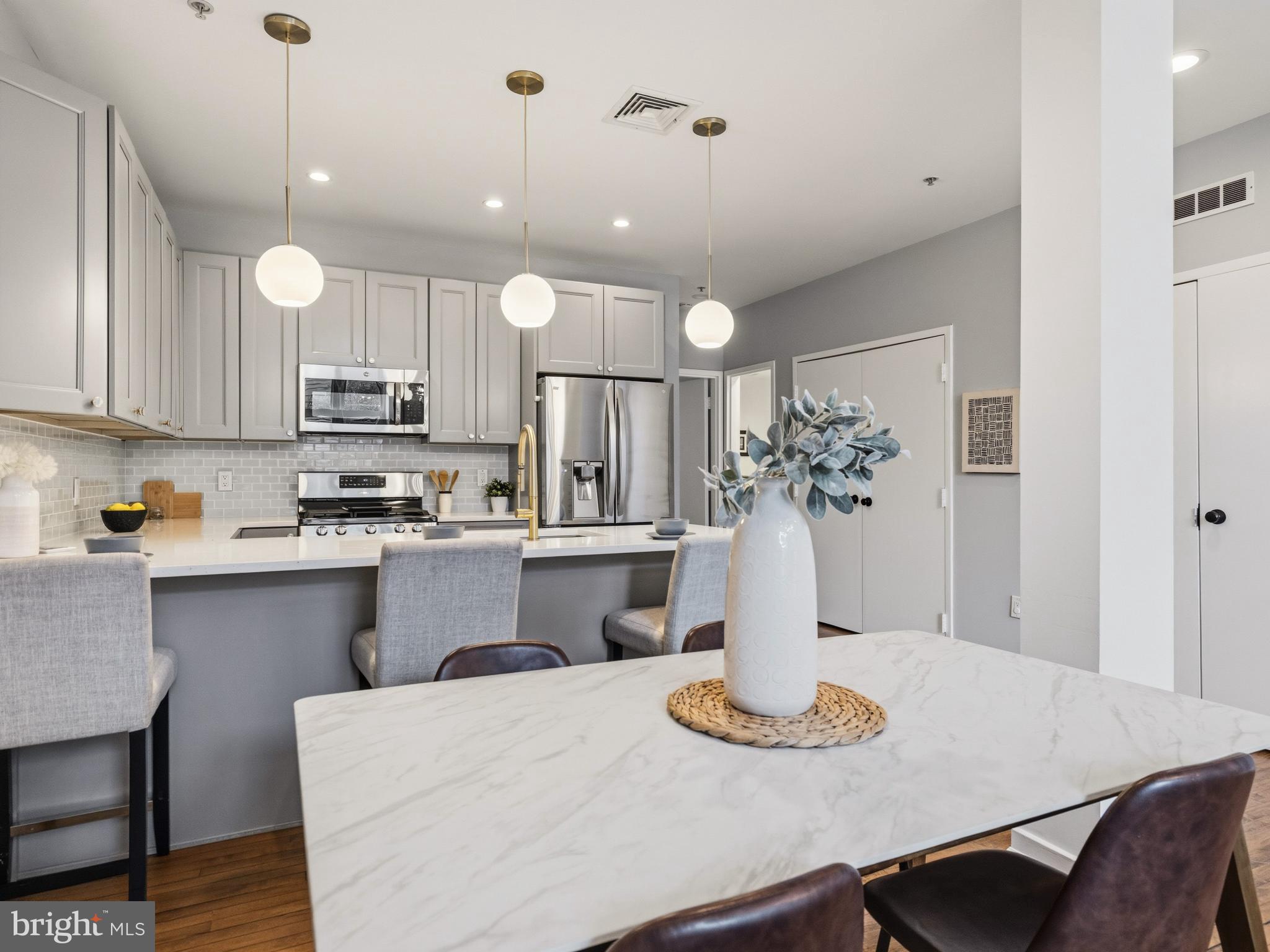 QUEEN VILLAGE - Residential