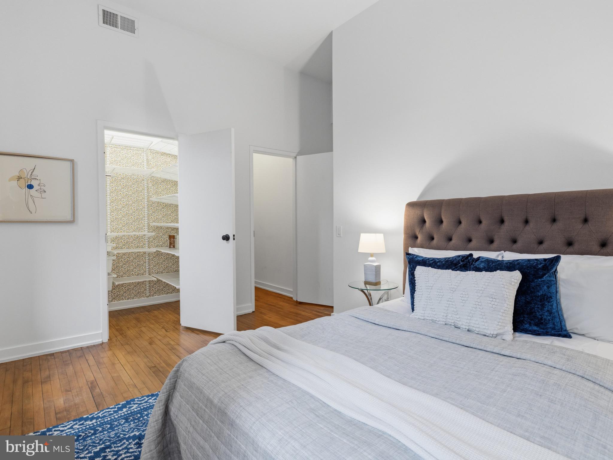 QUEEN VILLAGE - Residential