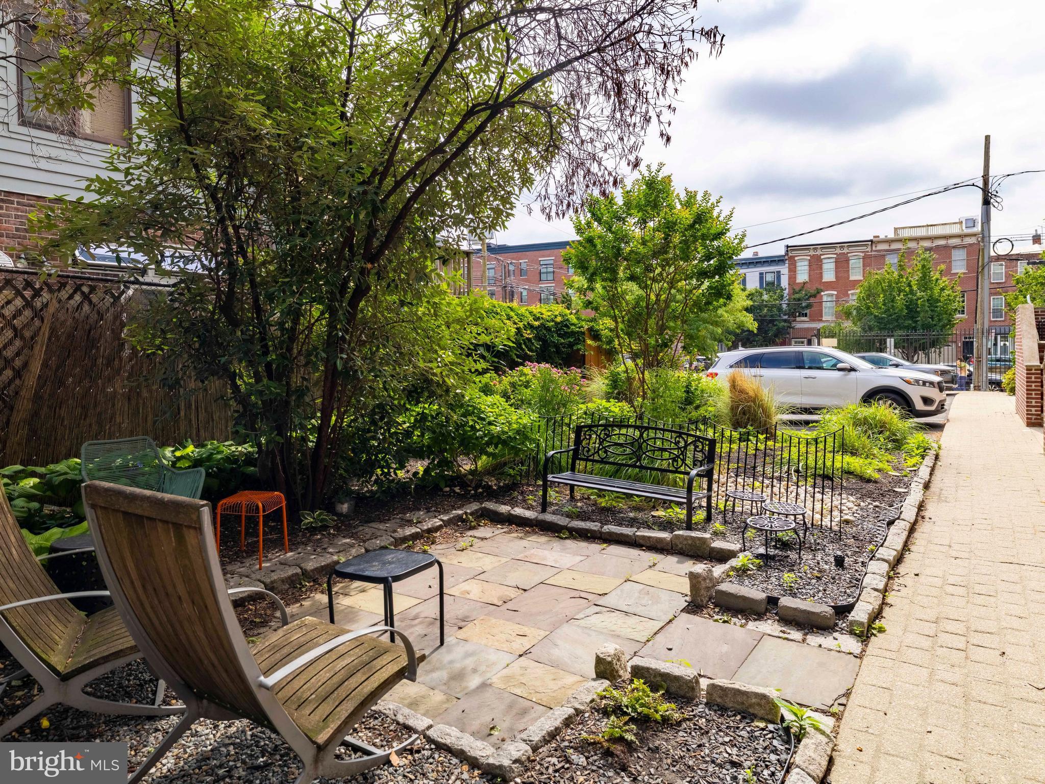 QUEEN VILLAGE - Residential