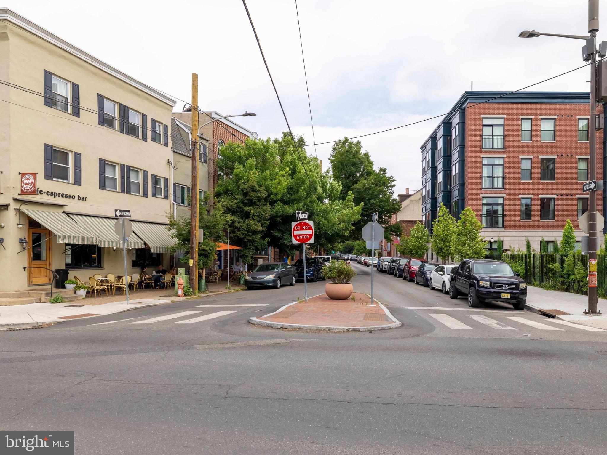QUEEN VILLAGE - Residential