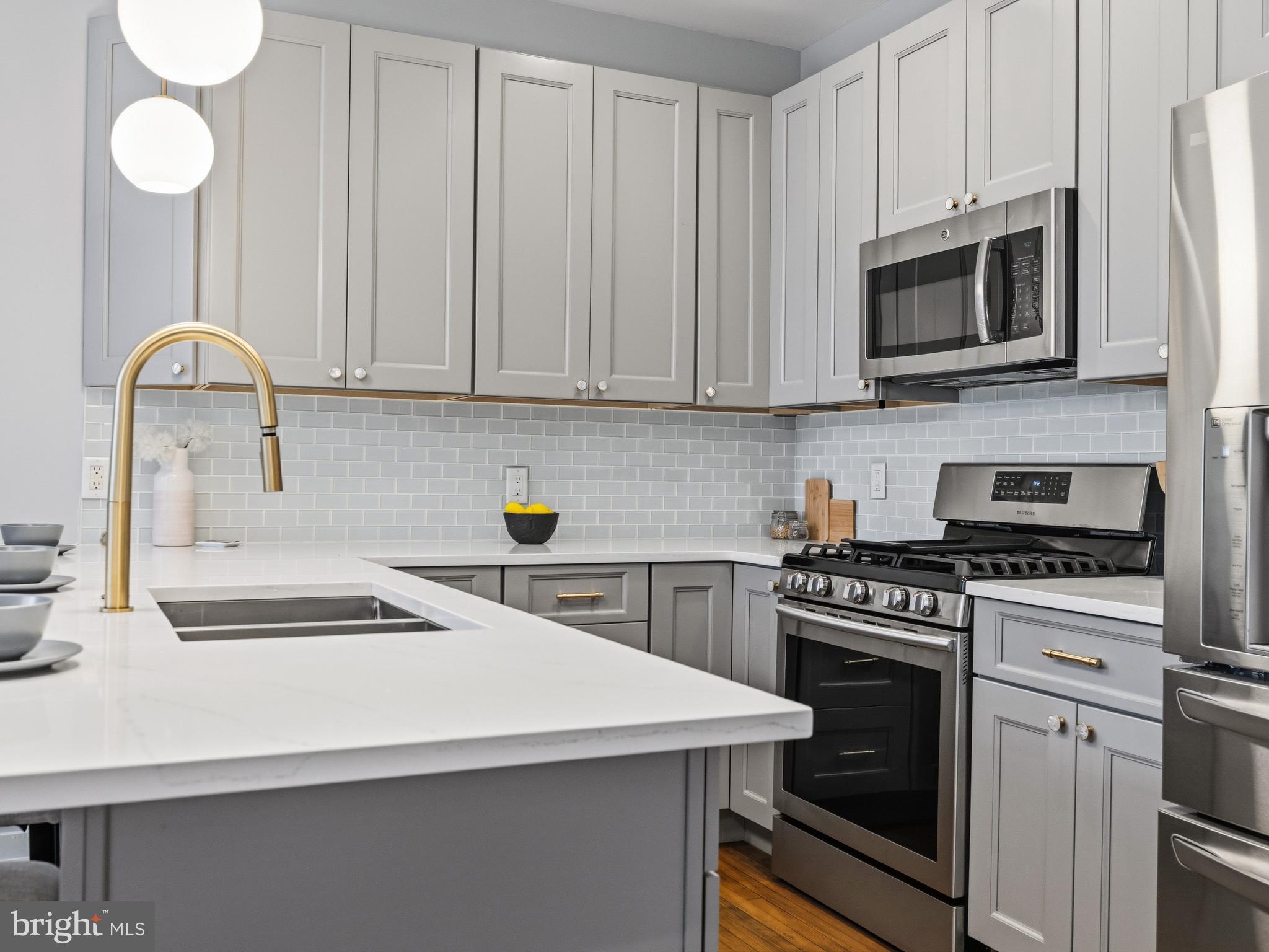 QUEEN VILLAGE - Residential