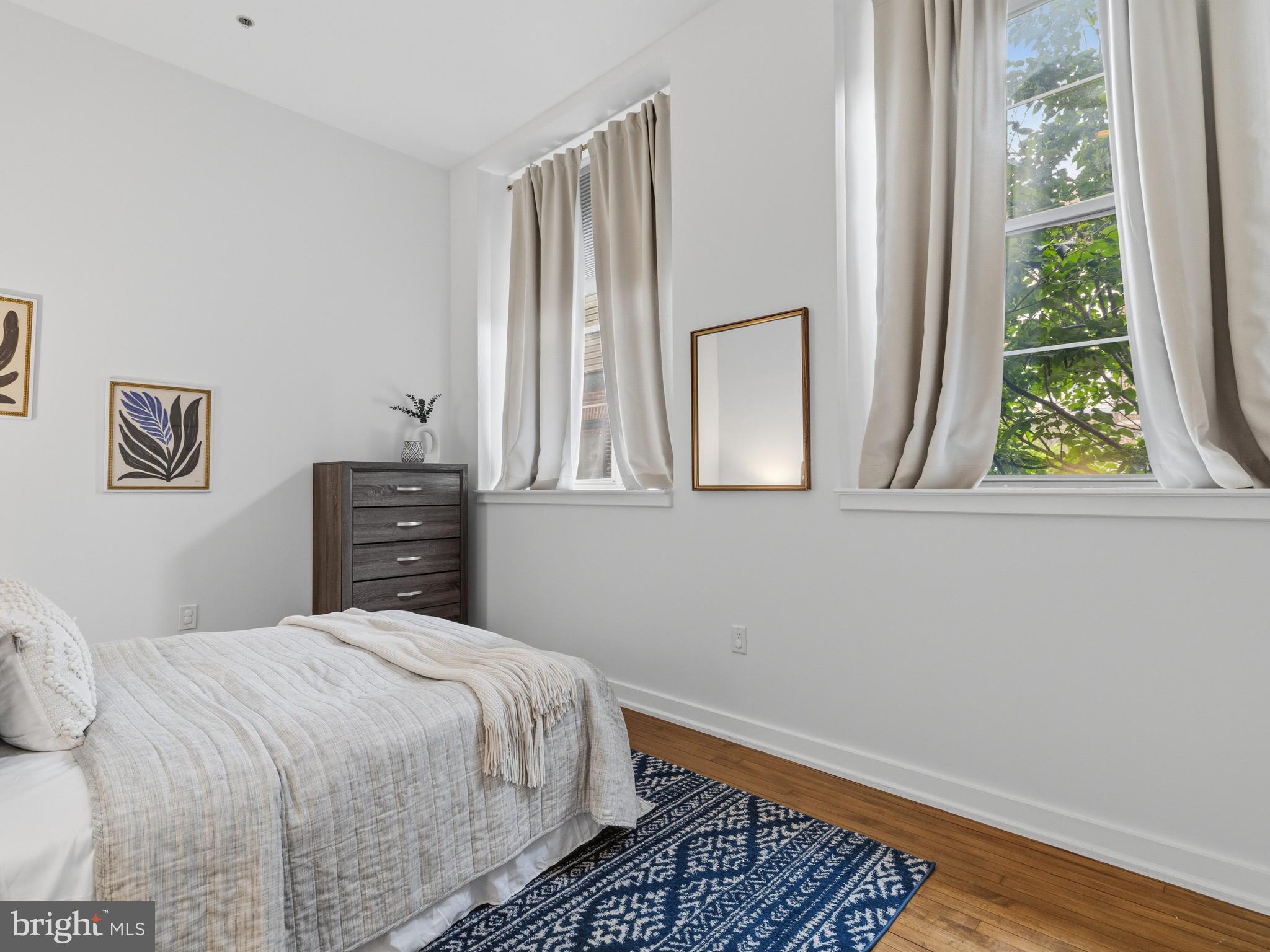 QUEEN VILLAGE - Residential