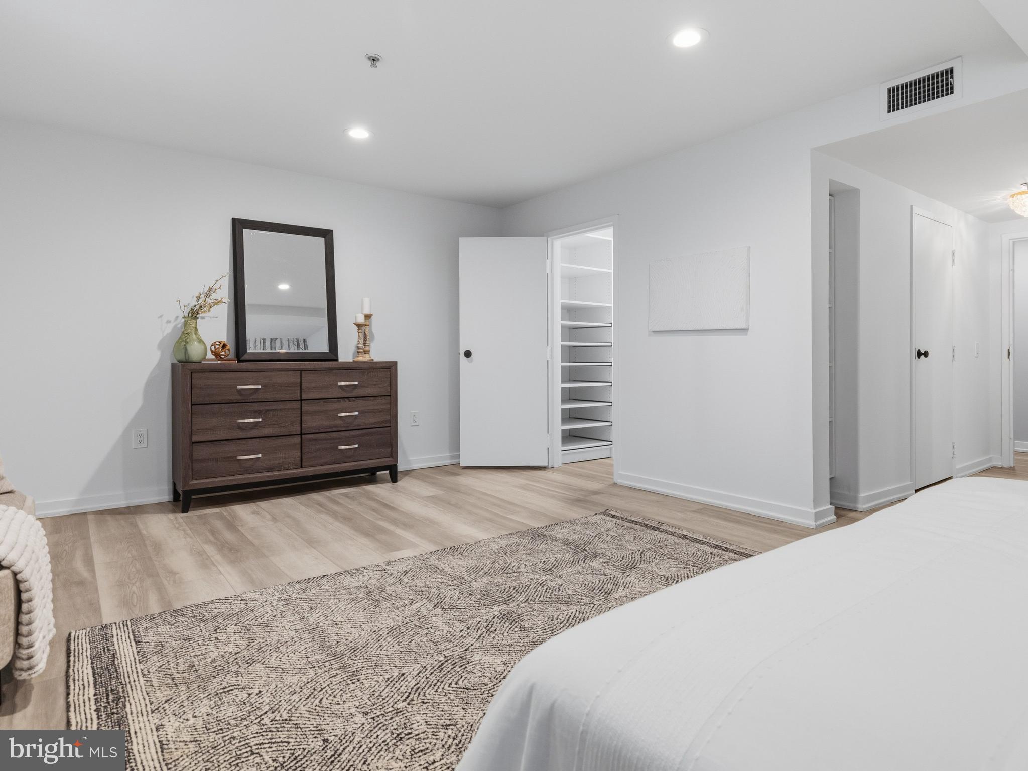 QUEEN VILLAGE - Residential