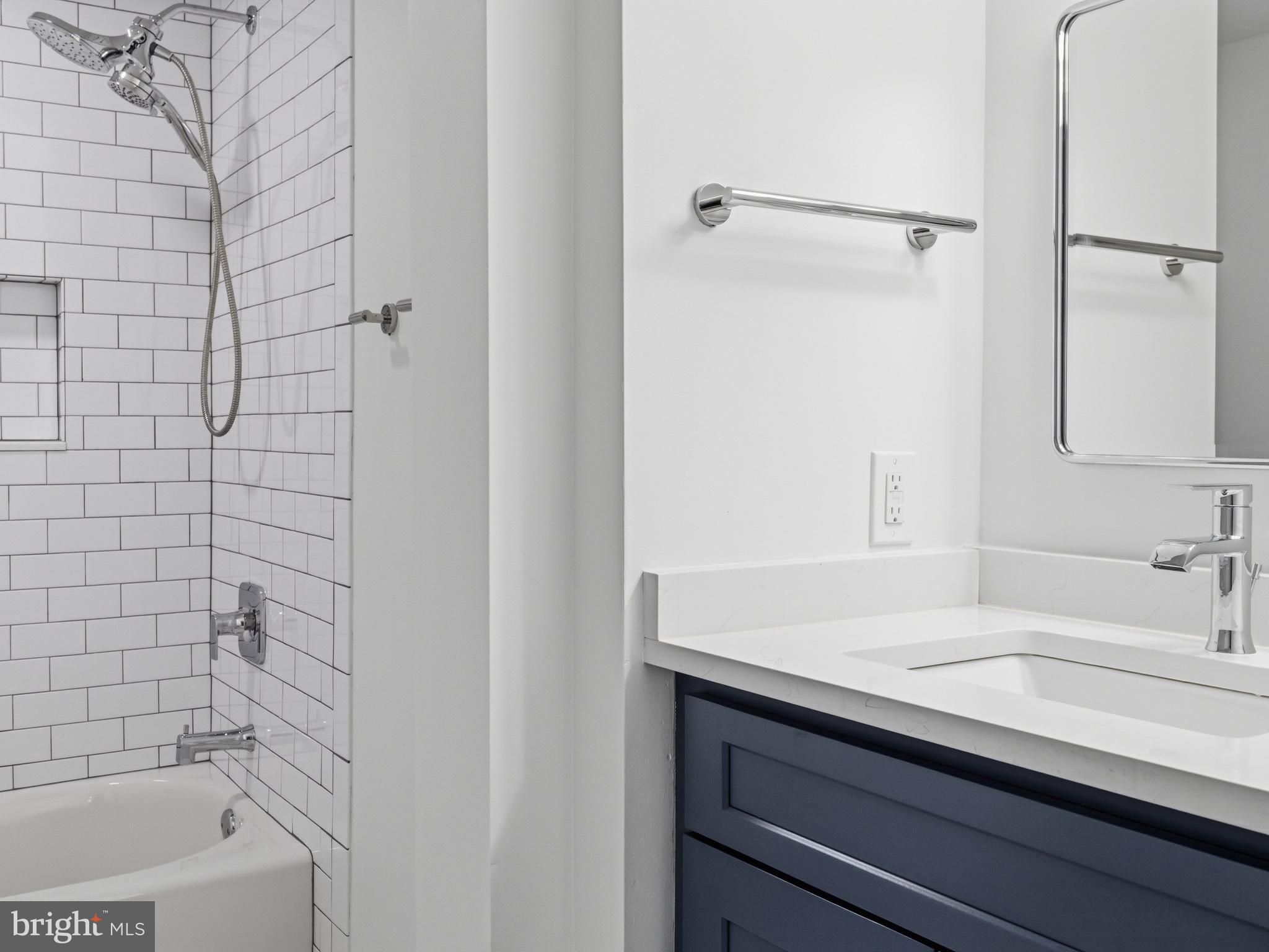 QUEEN VILLAGE - Residential