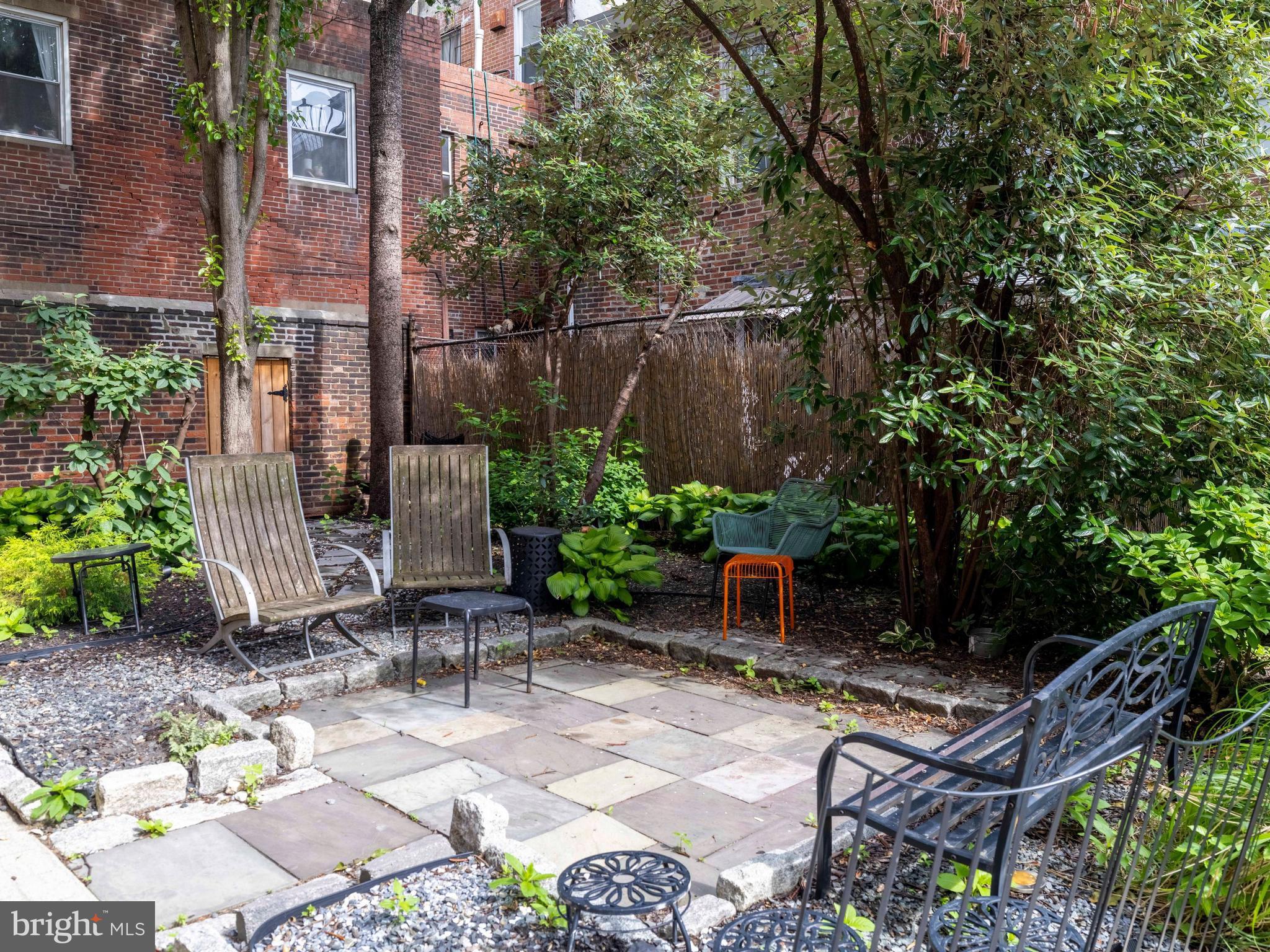 QUEEN VILLAGE - Residential
