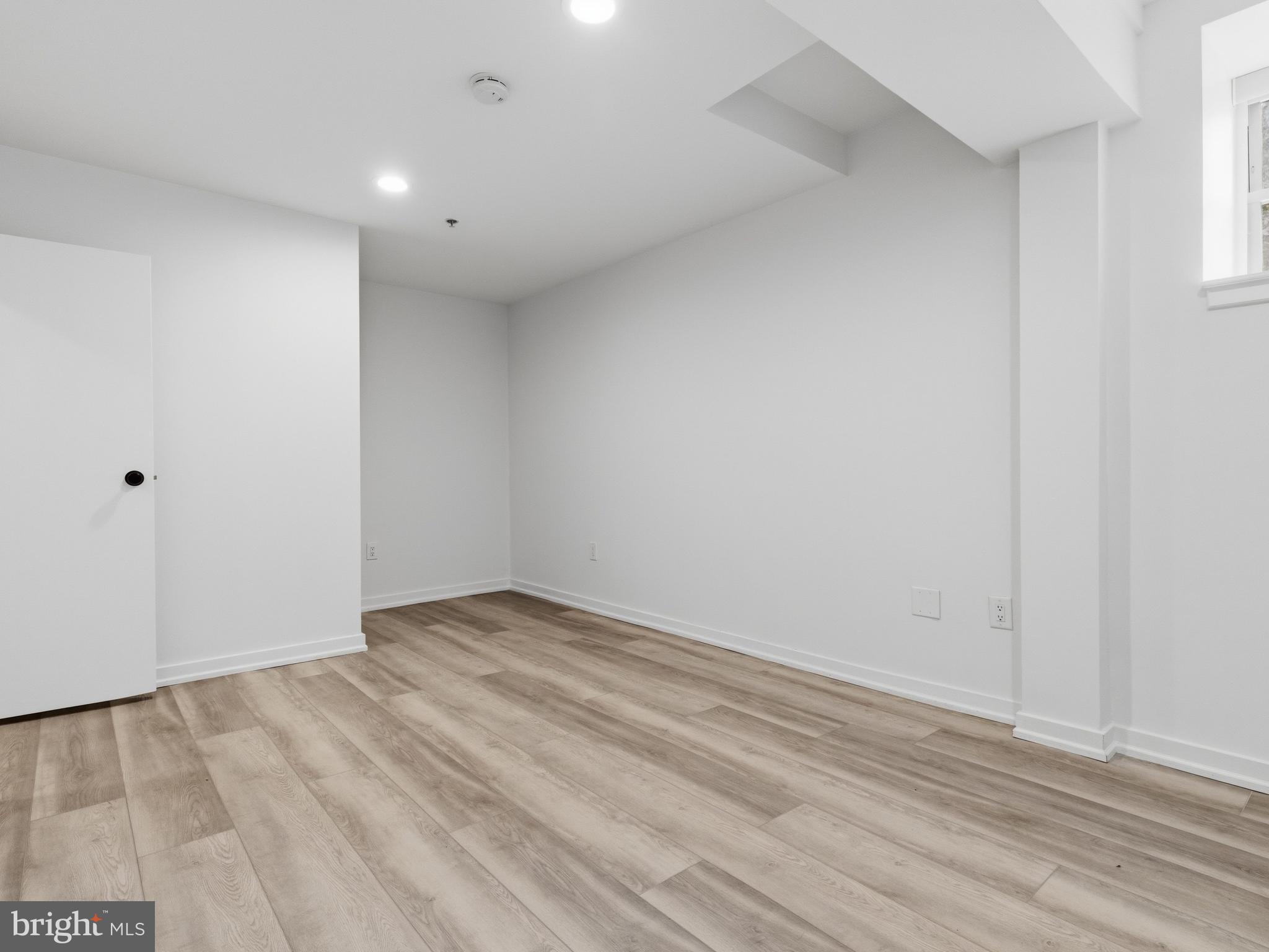 QUEEN VILLAGE - Residential