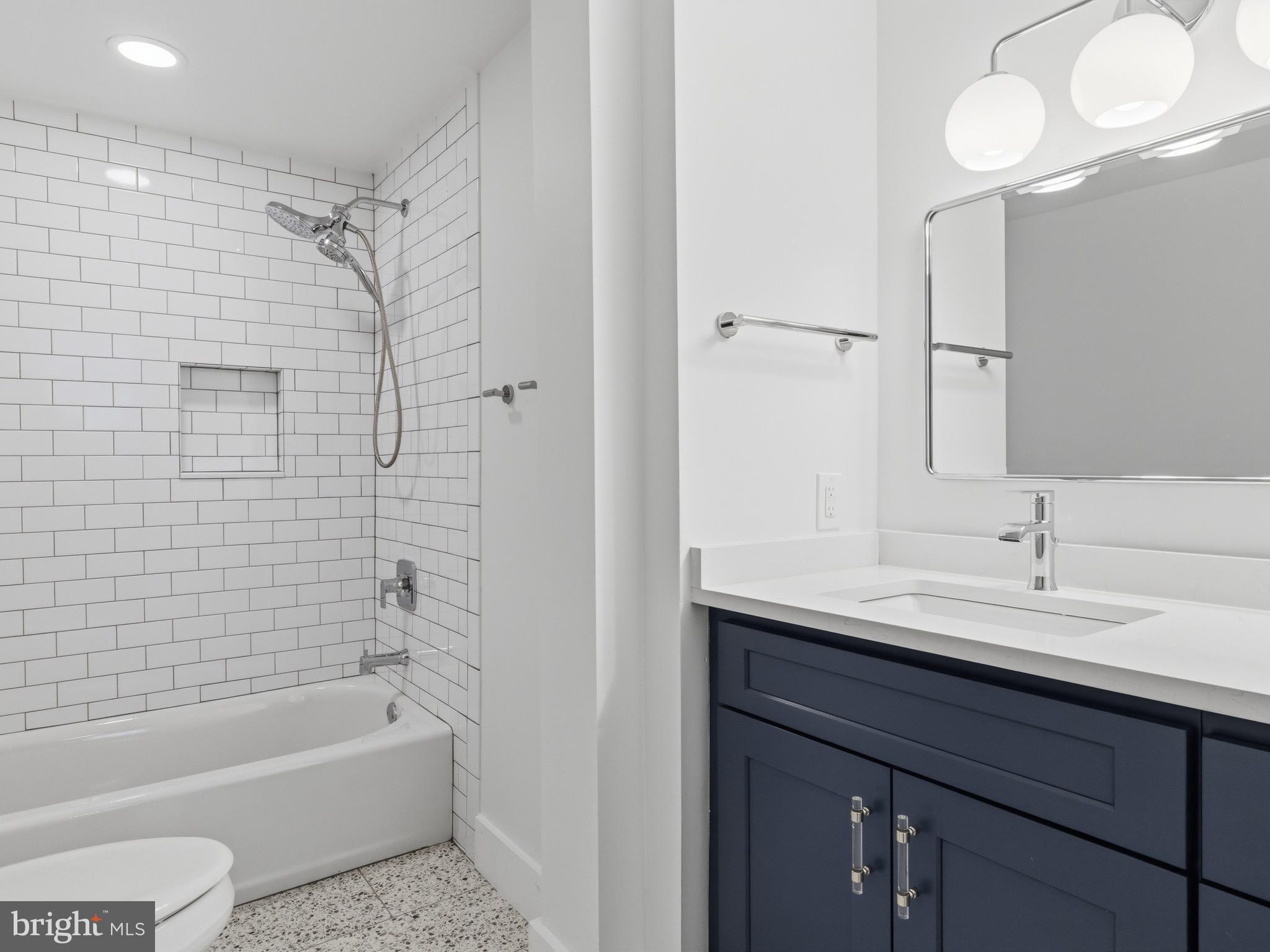 QUEEN VILLAGE - Residential