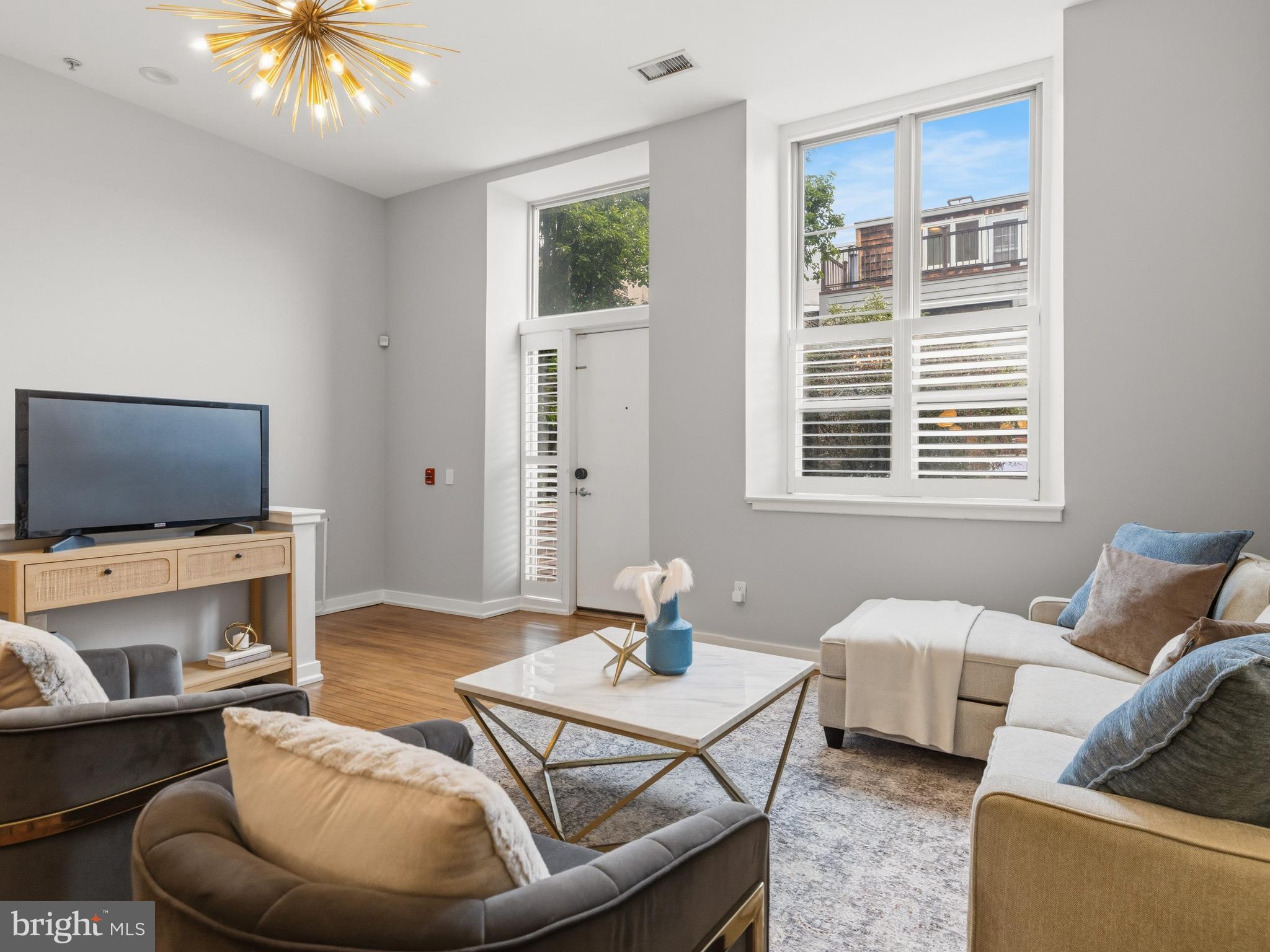 QUEEN VILLAGE - Residential