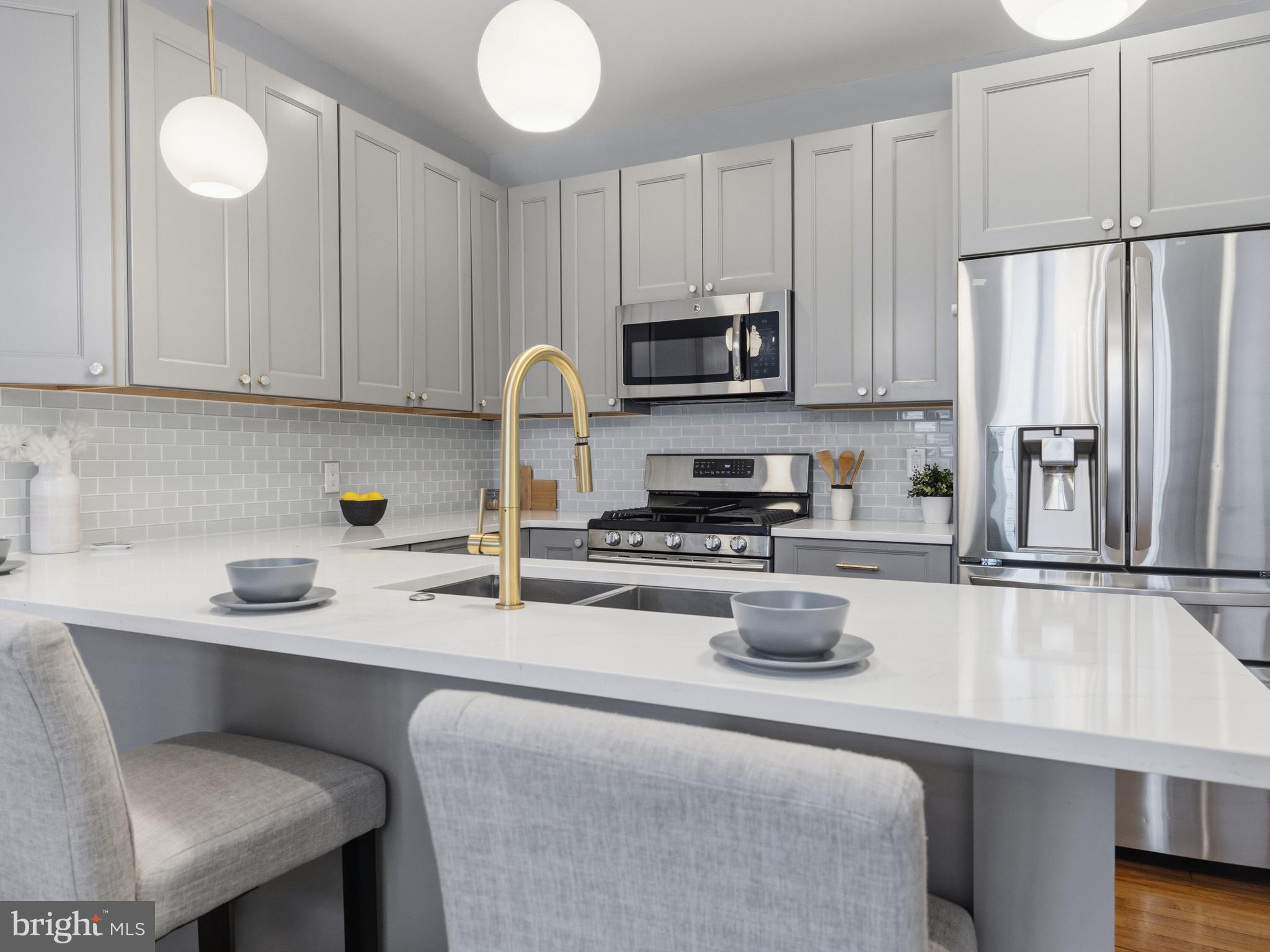 QUEEN VILLAGE - Residential