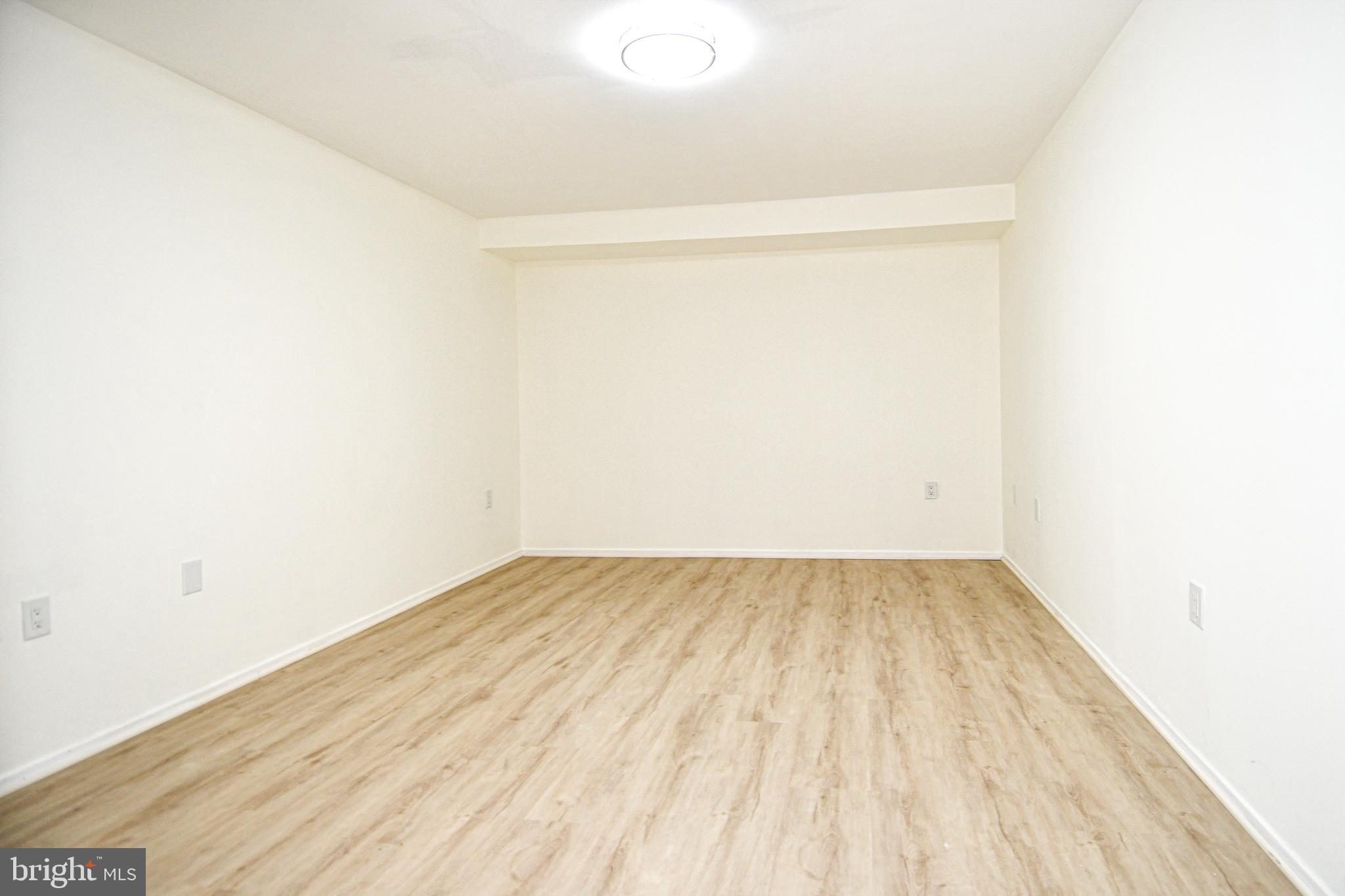 CENTER COURT - Residential