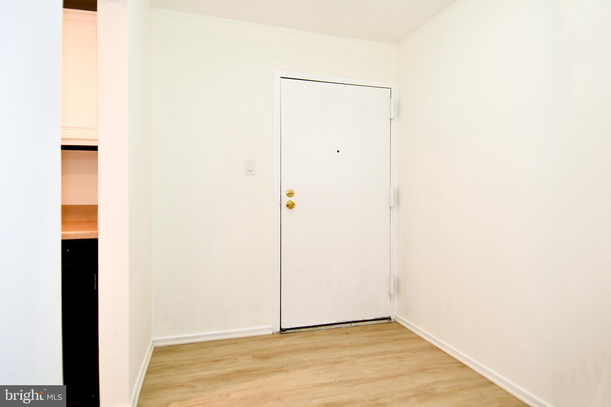 CENTER COURT - Residential
