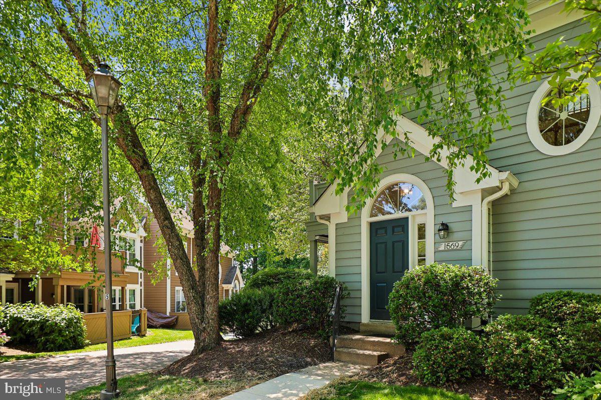 HAMPTON POINTE - Residential