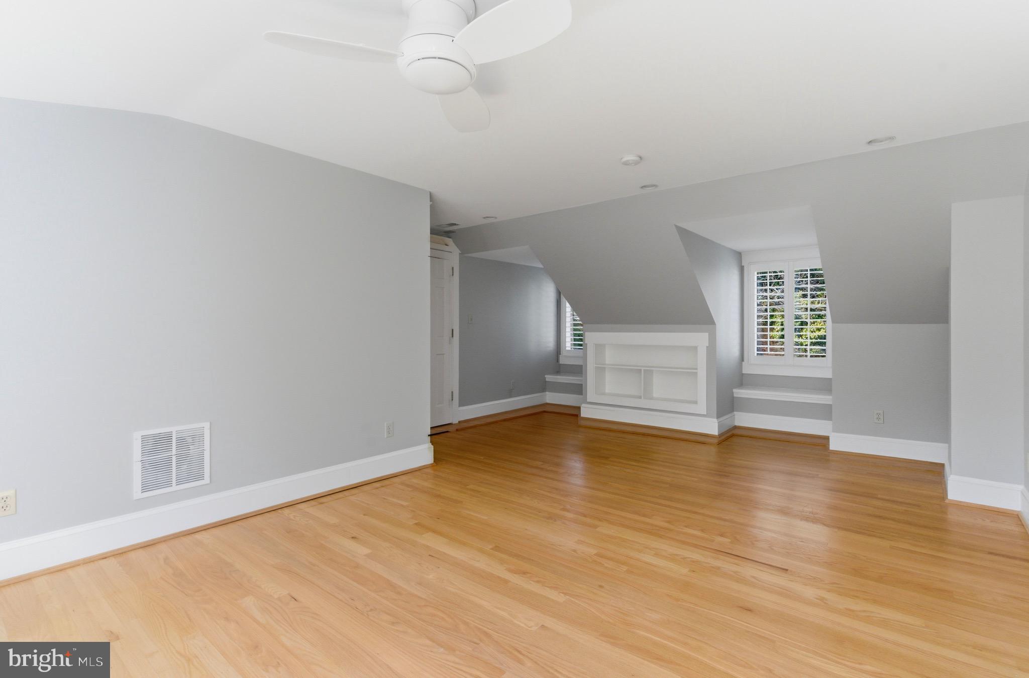 WILLIAMSBURG VILLAGE - Residential