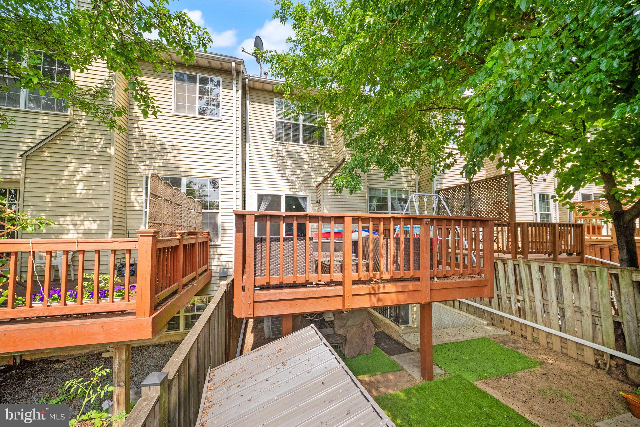 FAIRFAX METRO SQUARE - Residential