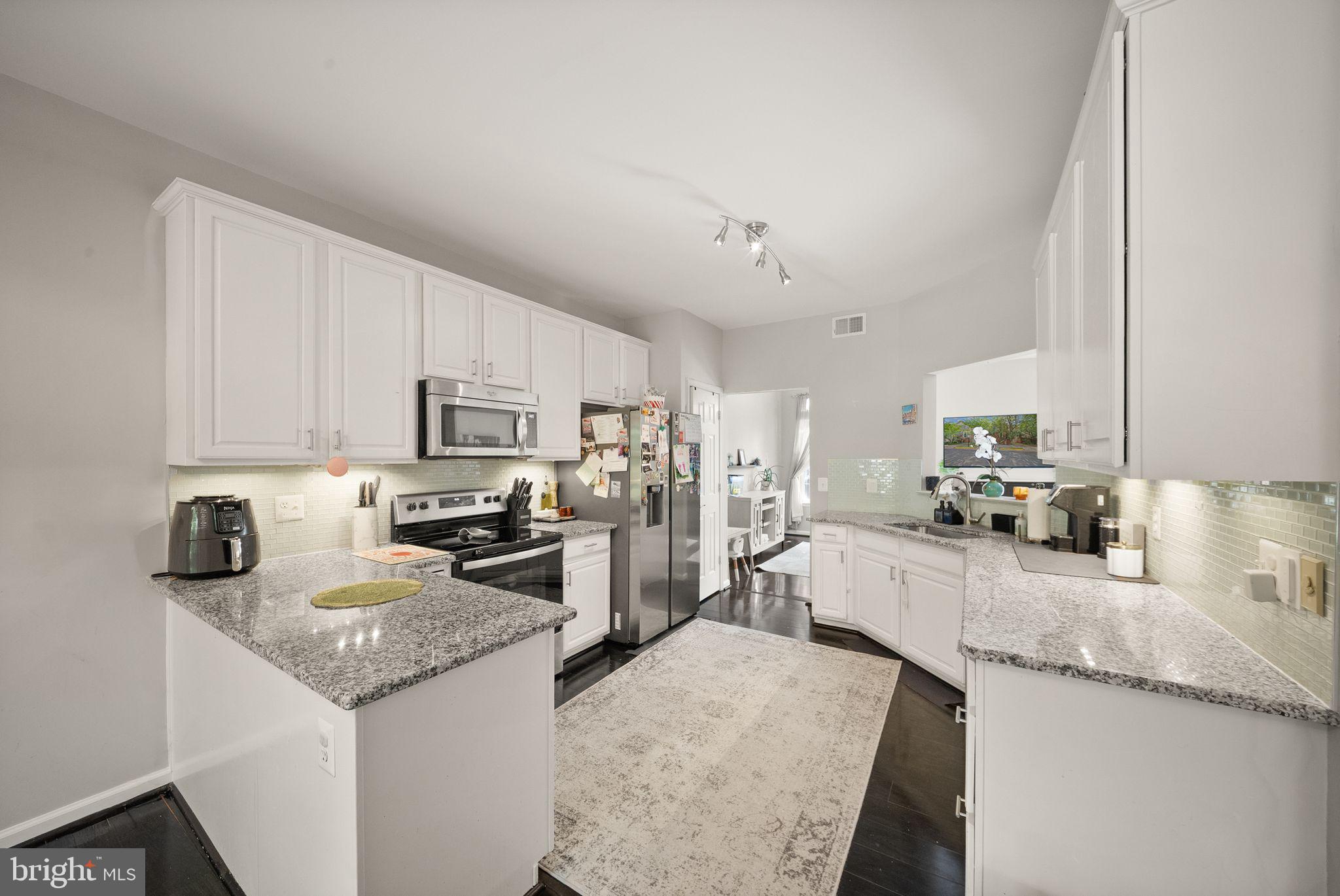 FAIRFAX METRO SQUARE - Residential