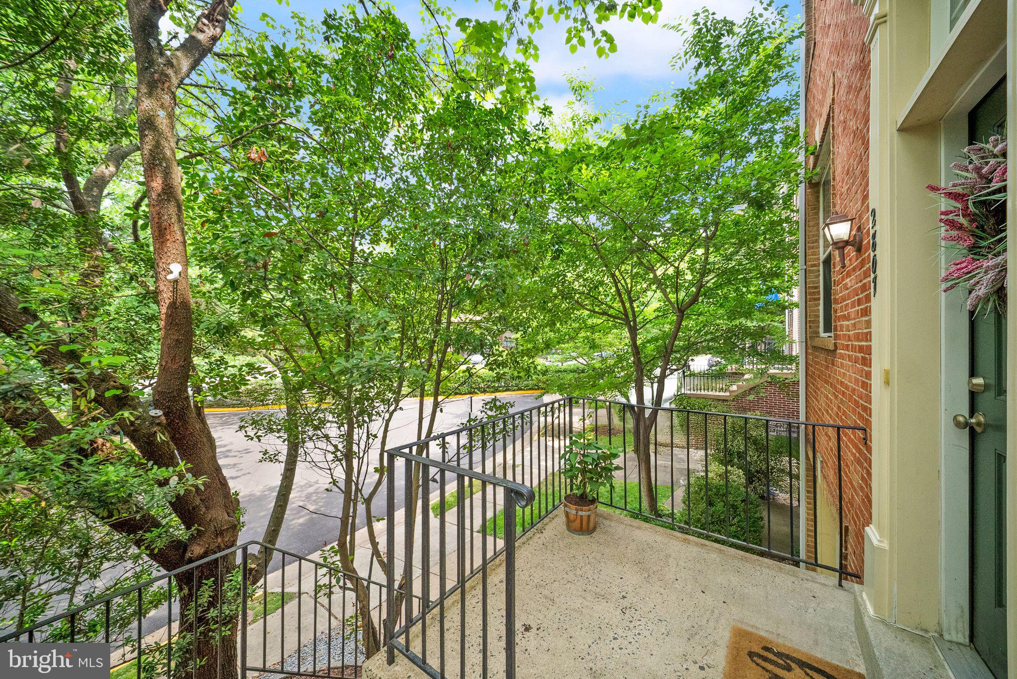FAIRFAX METRO SQUARE - Residential