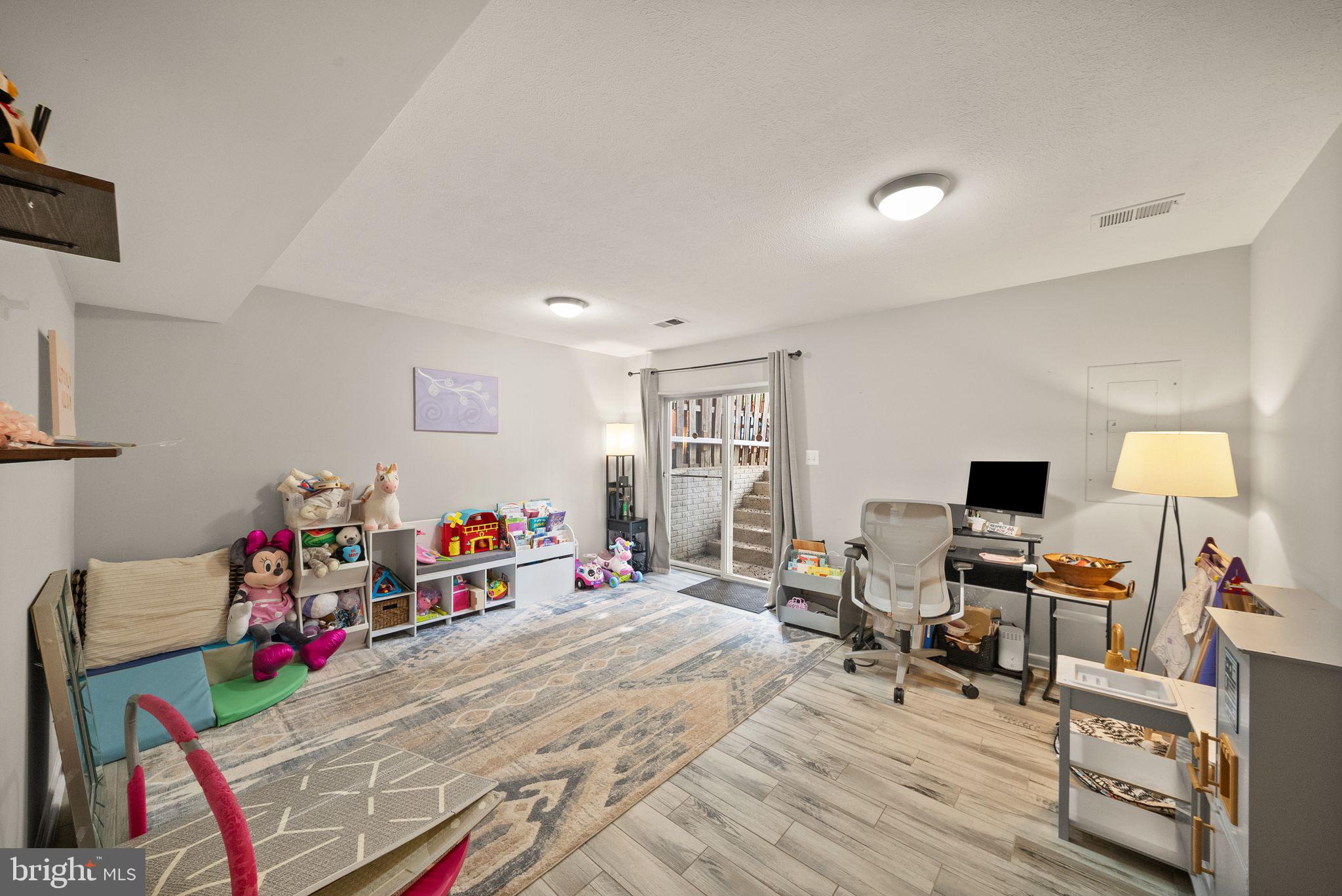FAIRFAX METRO SQUARE - Residential