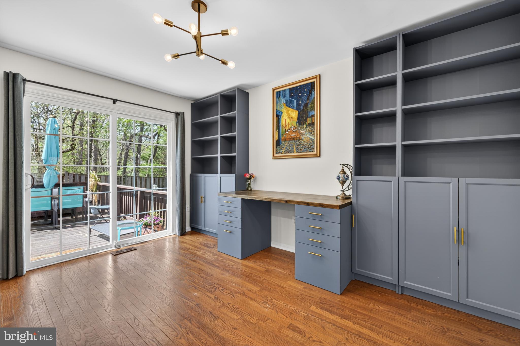 WOODLAND HILLS - Residential