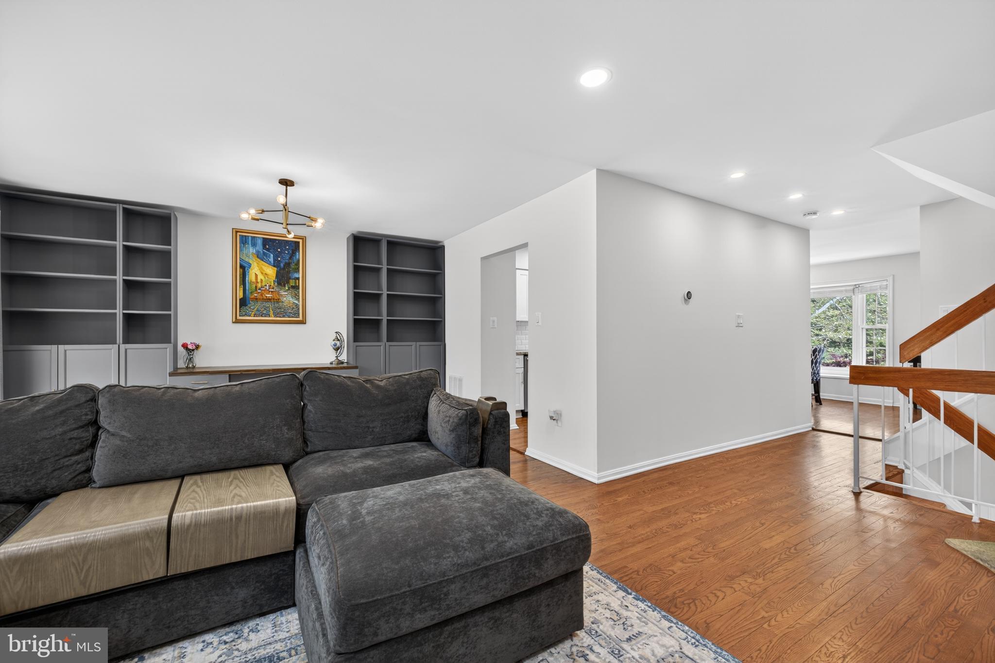 WOODLAND HILLS - Residential