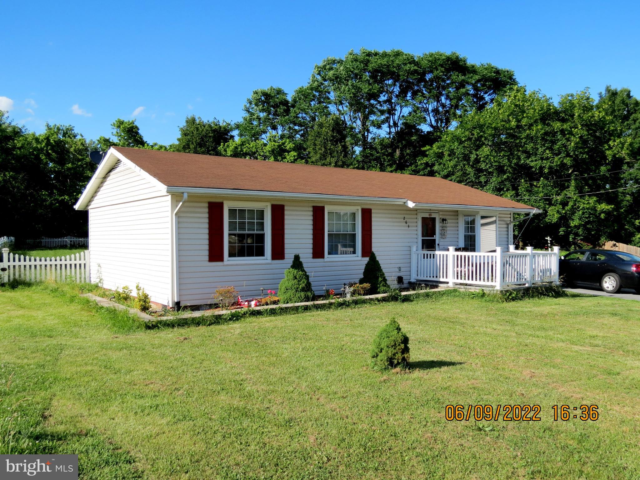 NICE HOME with extra large lot  that is  fenced  that provides abundant space for playing or relaxing.  This is a 3 bedroom, 1 & 1/2 bath home.  Close to  the VA  Hospital, Martinsburg, Charles Town, close to Rt.9 and only few minutes from Interstate 81 and Rt. 11.