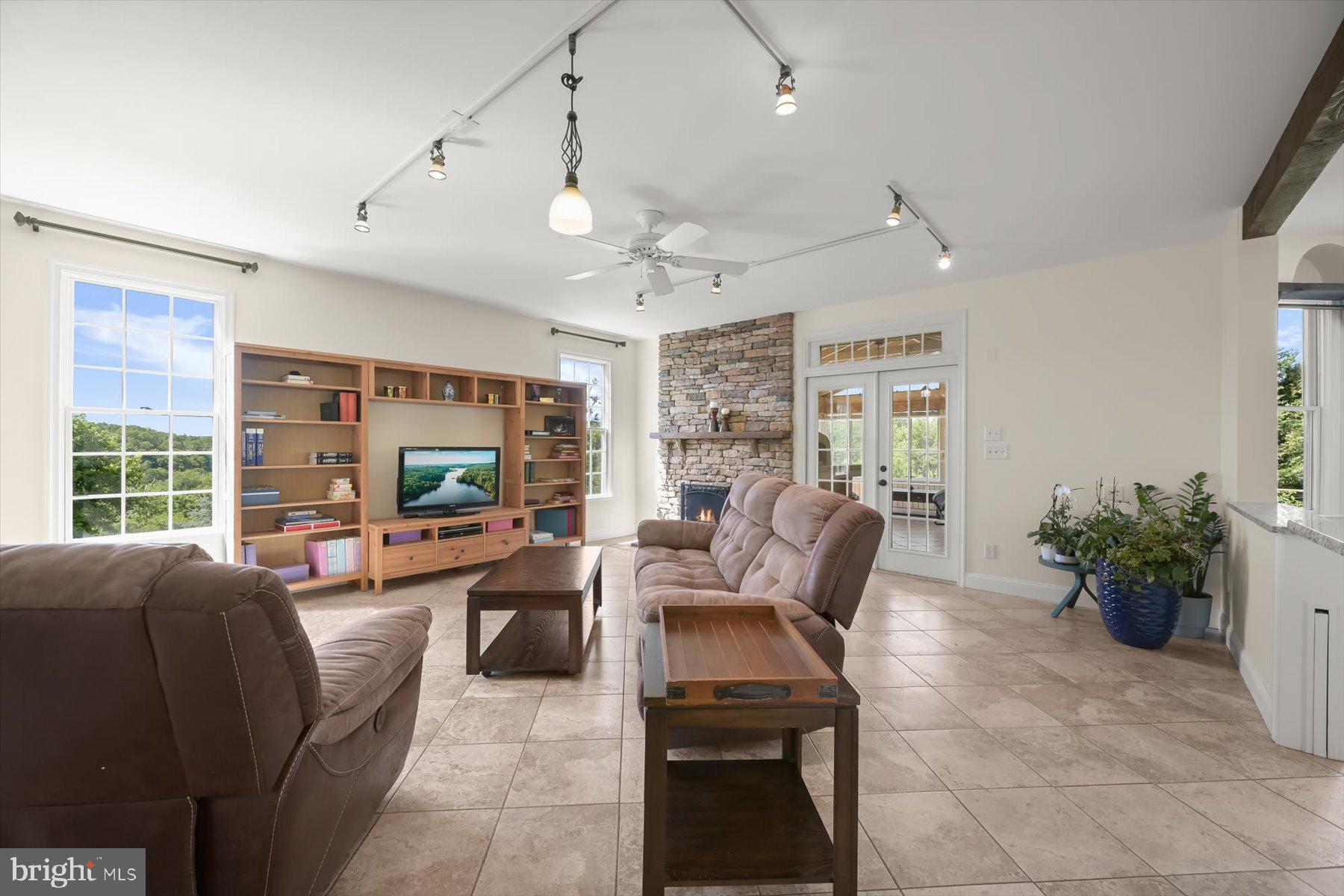 GRAYSTONE FARMS ESTATES - Residential