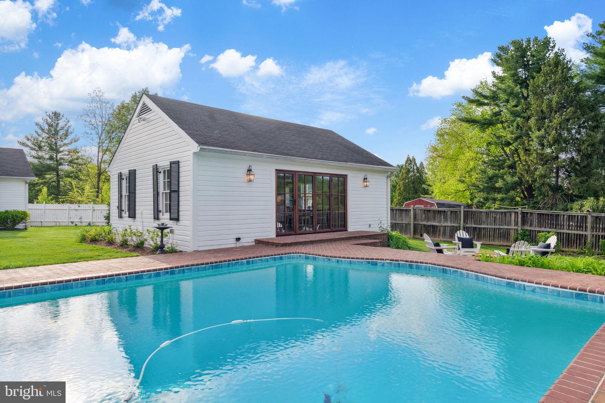 MCLEAN ESTATES - Residential