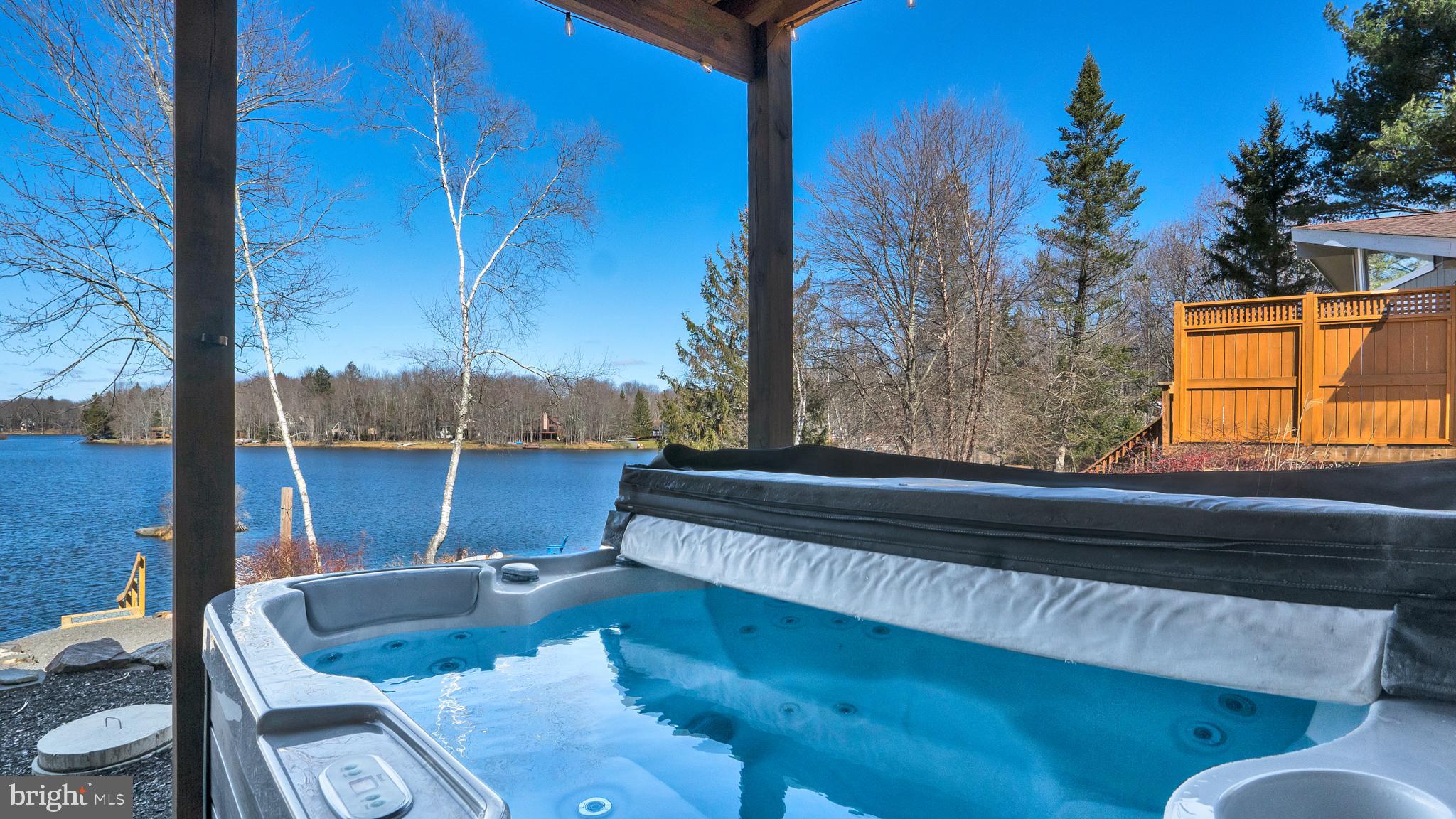 ARROWHEAD  LAKES - Residential