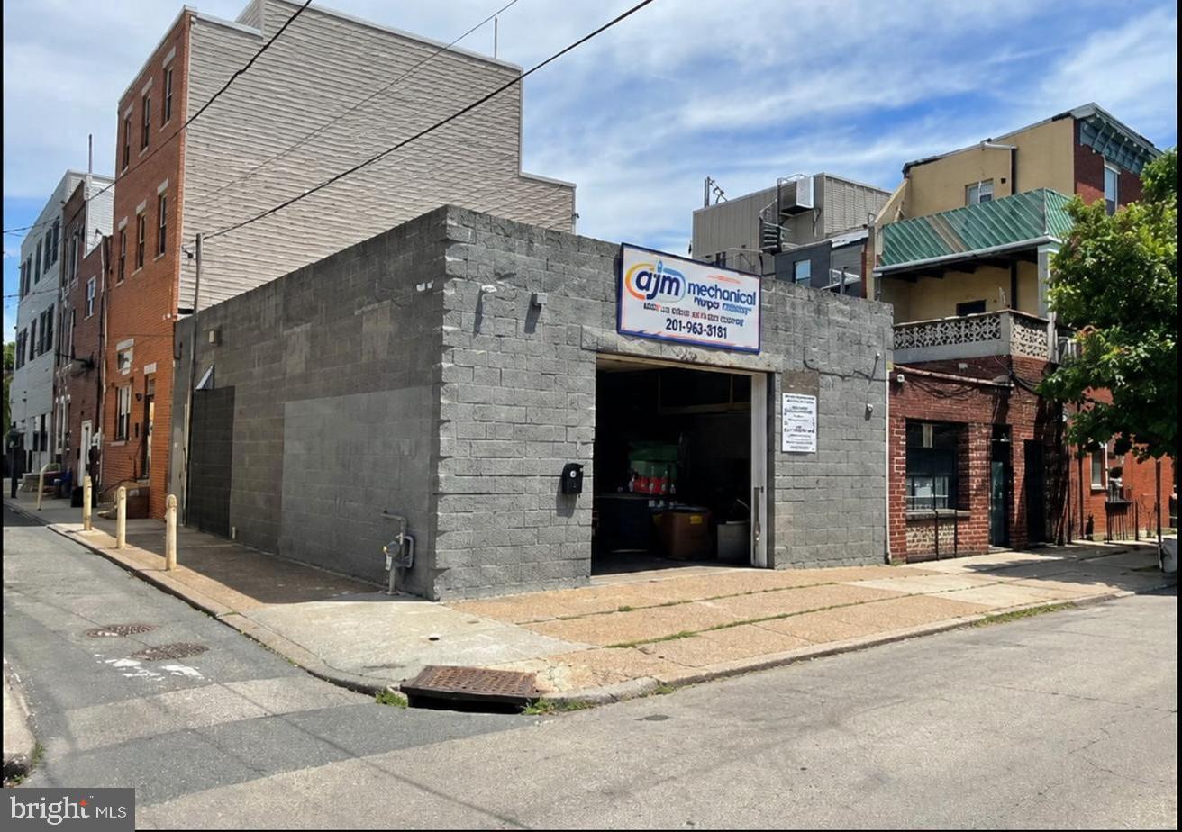 This rare double-wide garage 203-205 MOORE STREET is located on a desirable tree-lined block in Pennsport, one of South Philadelphia’s most sought-after neighborhoods. Measuring approximately 32 feet by 42 feet, the property presents a compelling opportunity for developers, investors, contractors, or owner-users seeking a well-located asset with significant potential.
Key Features:
•