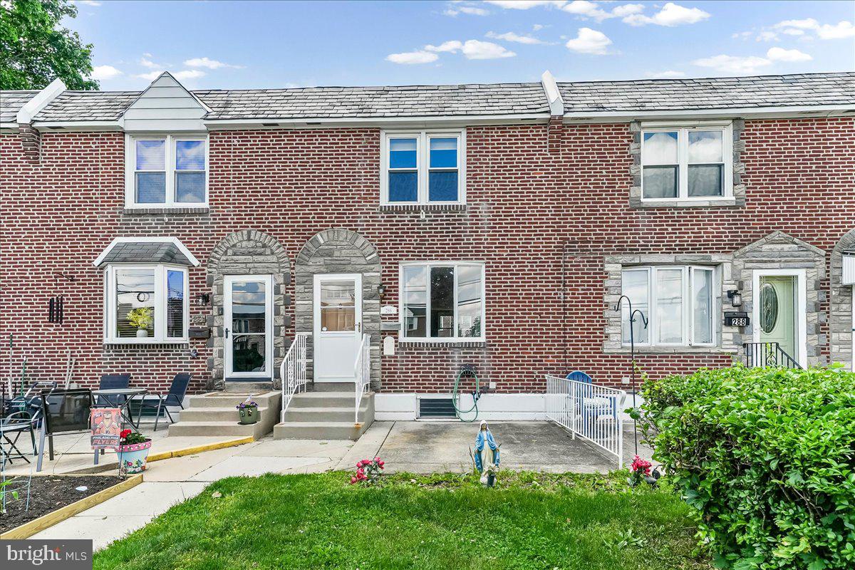Presenting 286 N Oak Ave! An extremely well maintained home in the highly desirable Westbrook Park. This home has been lovingly cared for by the same owner for over 6 decades. Pride of ownership is evident while touring this home. Walk to the elementary school and playground. This tight knit neighborhood has strong ties to the local community. Also very Conveniently Located and close to shopping.