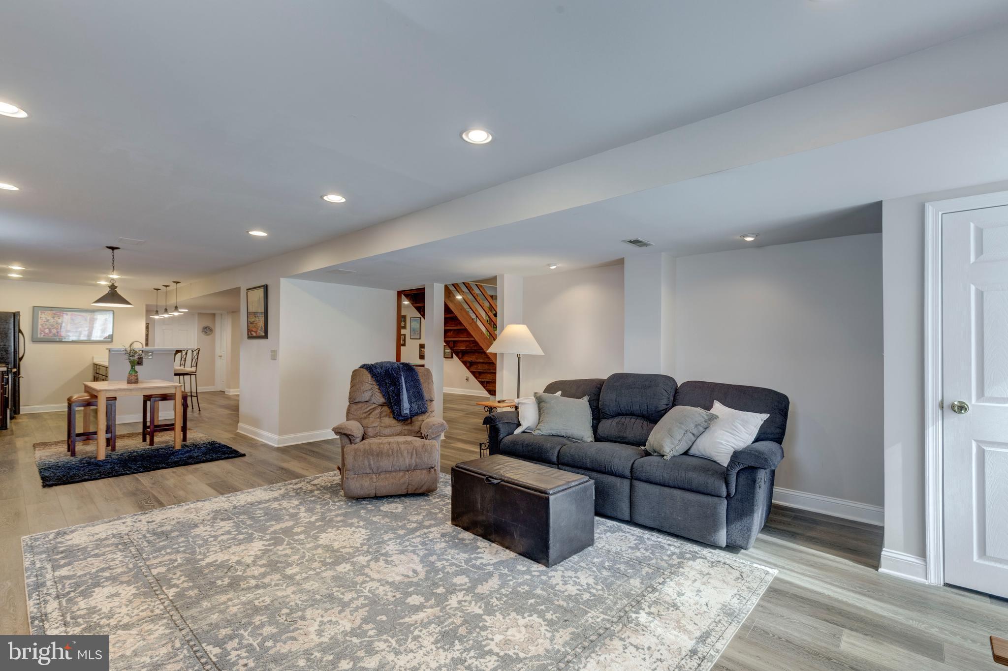 FOUR SEASONS - Residential