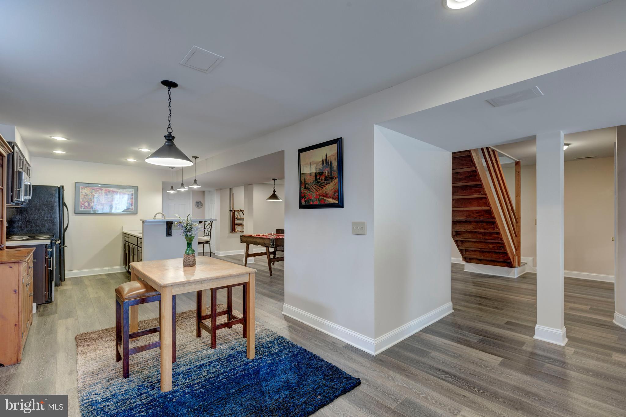 FOUR SEASONS - Residential