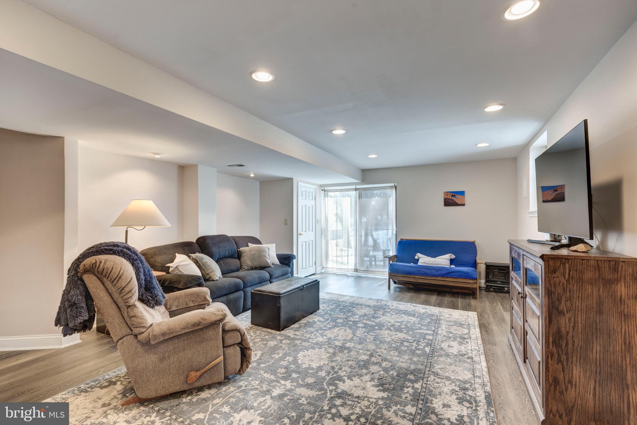 FOUR SEASONS - Residential