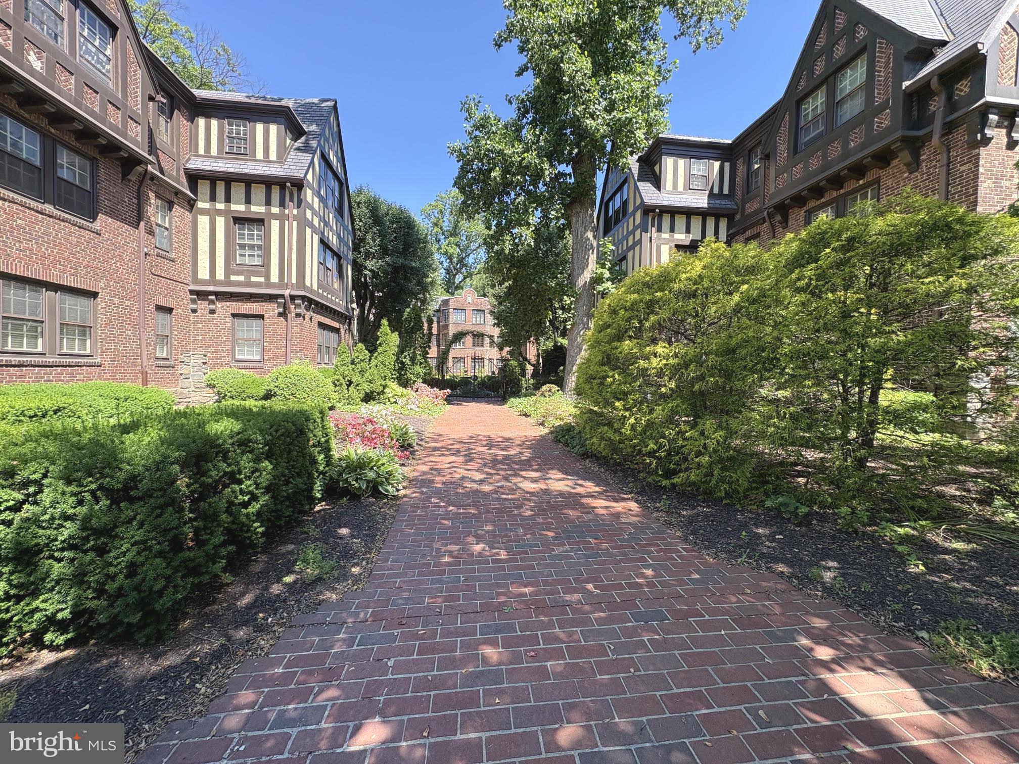 YORKLYNNE MANOR - Residential