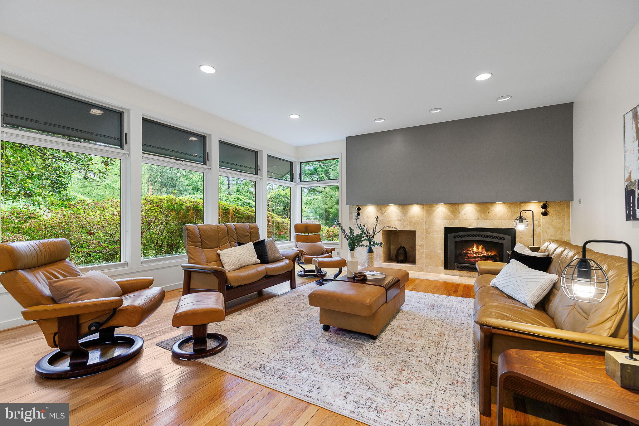 LAKE BARCROFT - Residential