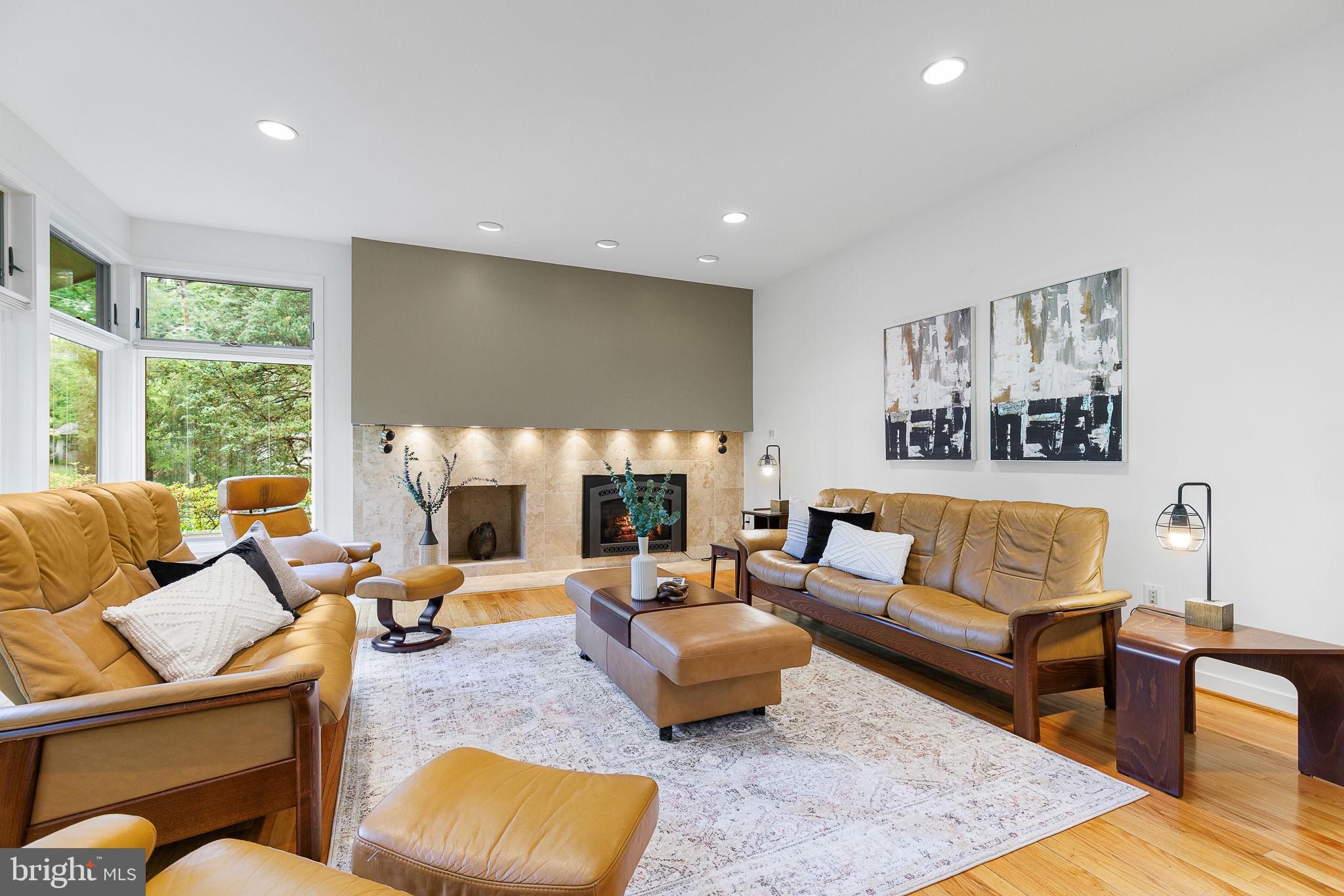 LAKE BARCROFT - Residential