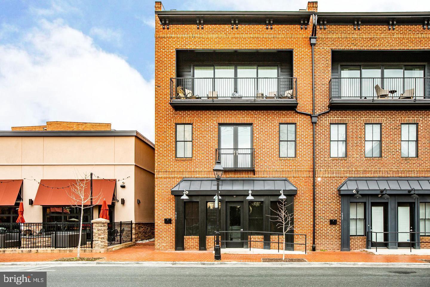 AMELIA SQUARE - Residential