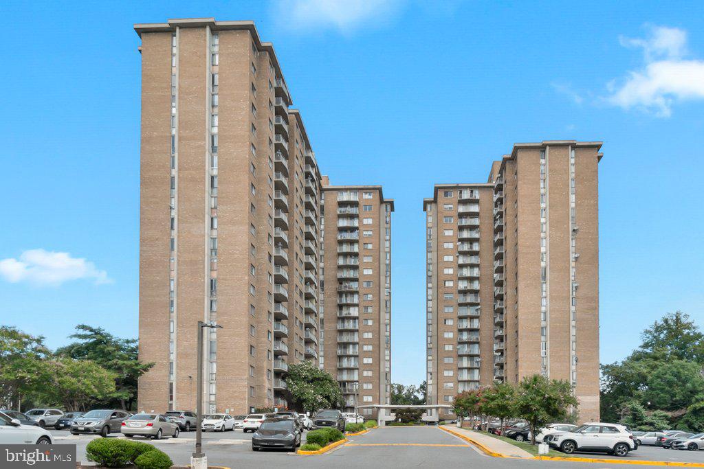 PRESIDENTIAL TOWERS - Residential