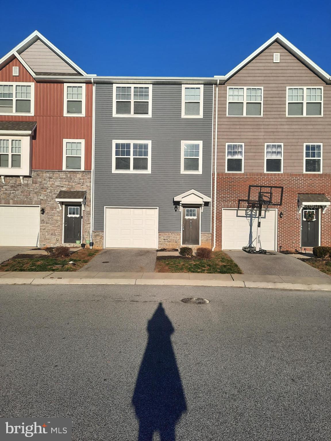 Welcome to Admiral's Quay development. This beautiful townhome is available now for lease.  Special promotion $50 off monthly rent only with an 18-month lease.