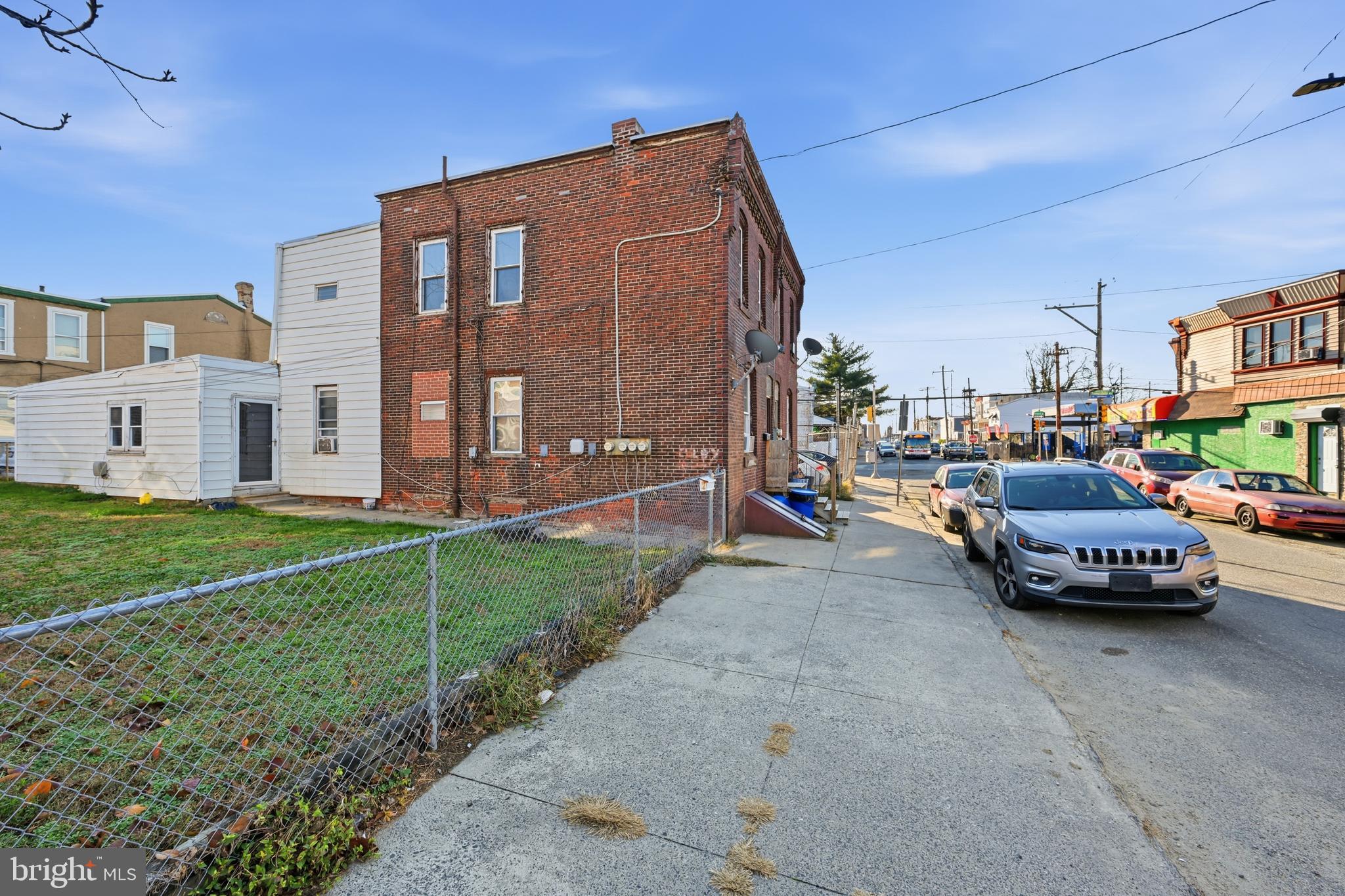 Main image without alt text